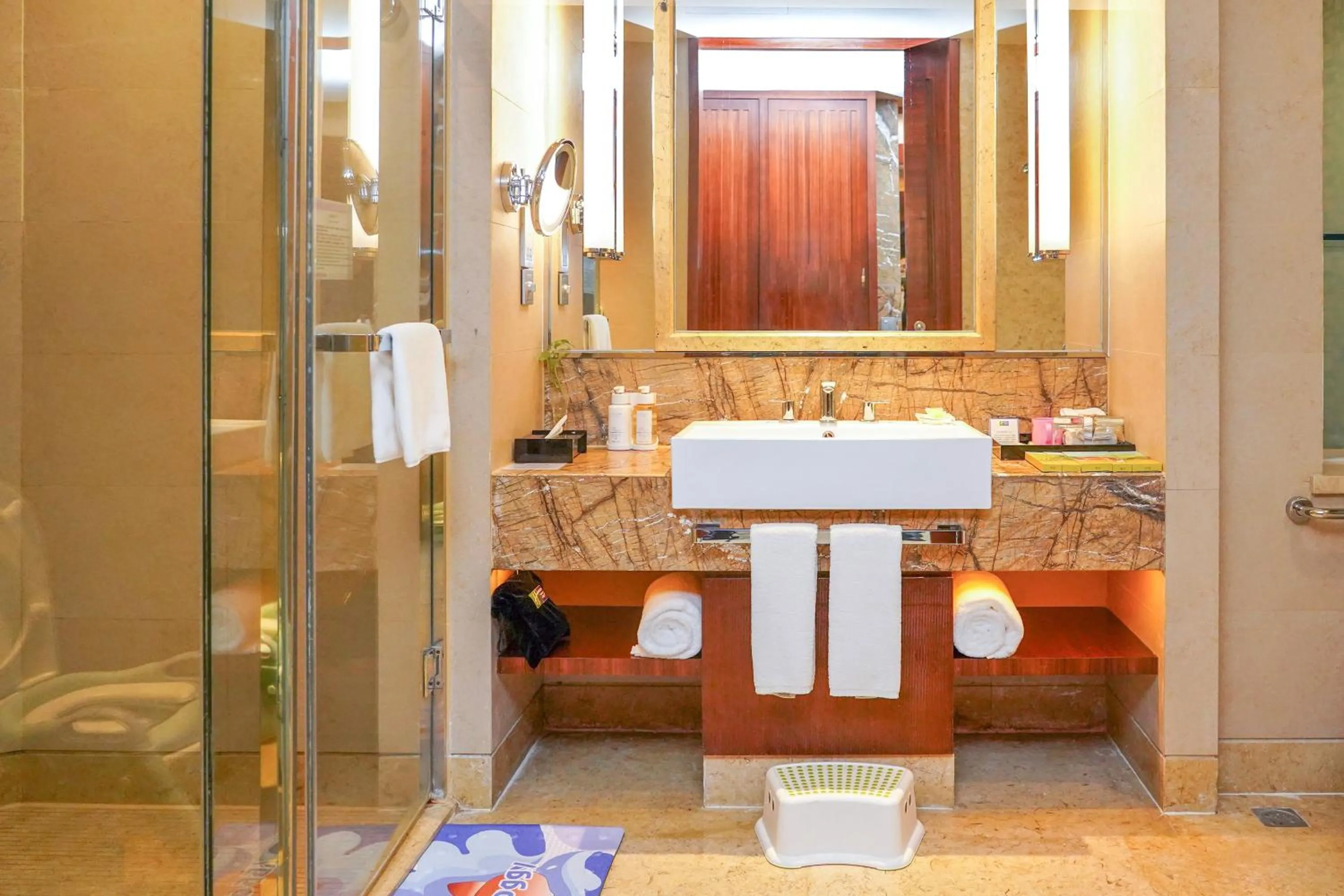 Toilet in Holiday Inn Resort Chaohu Hot Spring by IHG