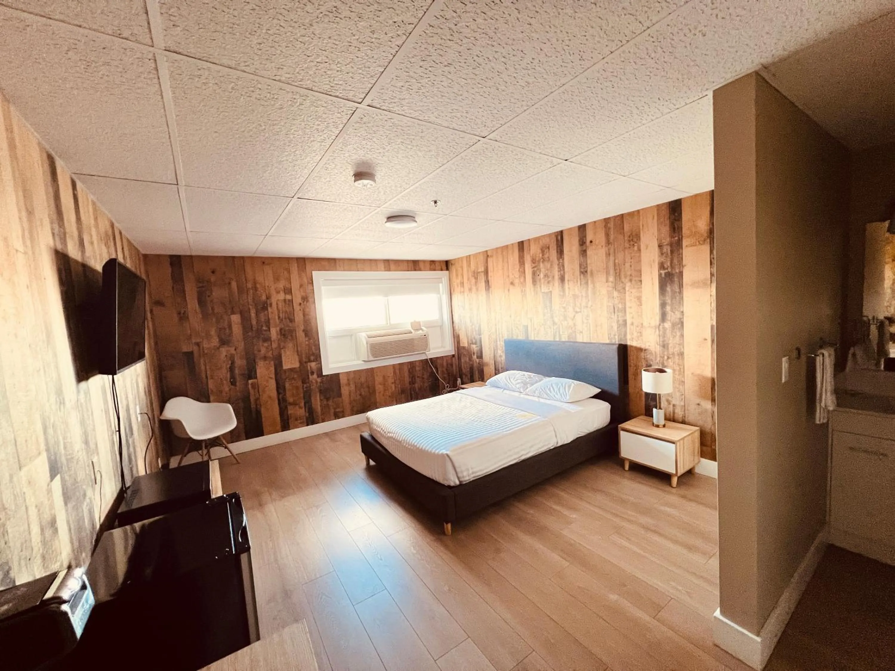 Bed in Camrose Le Chateau Hotel