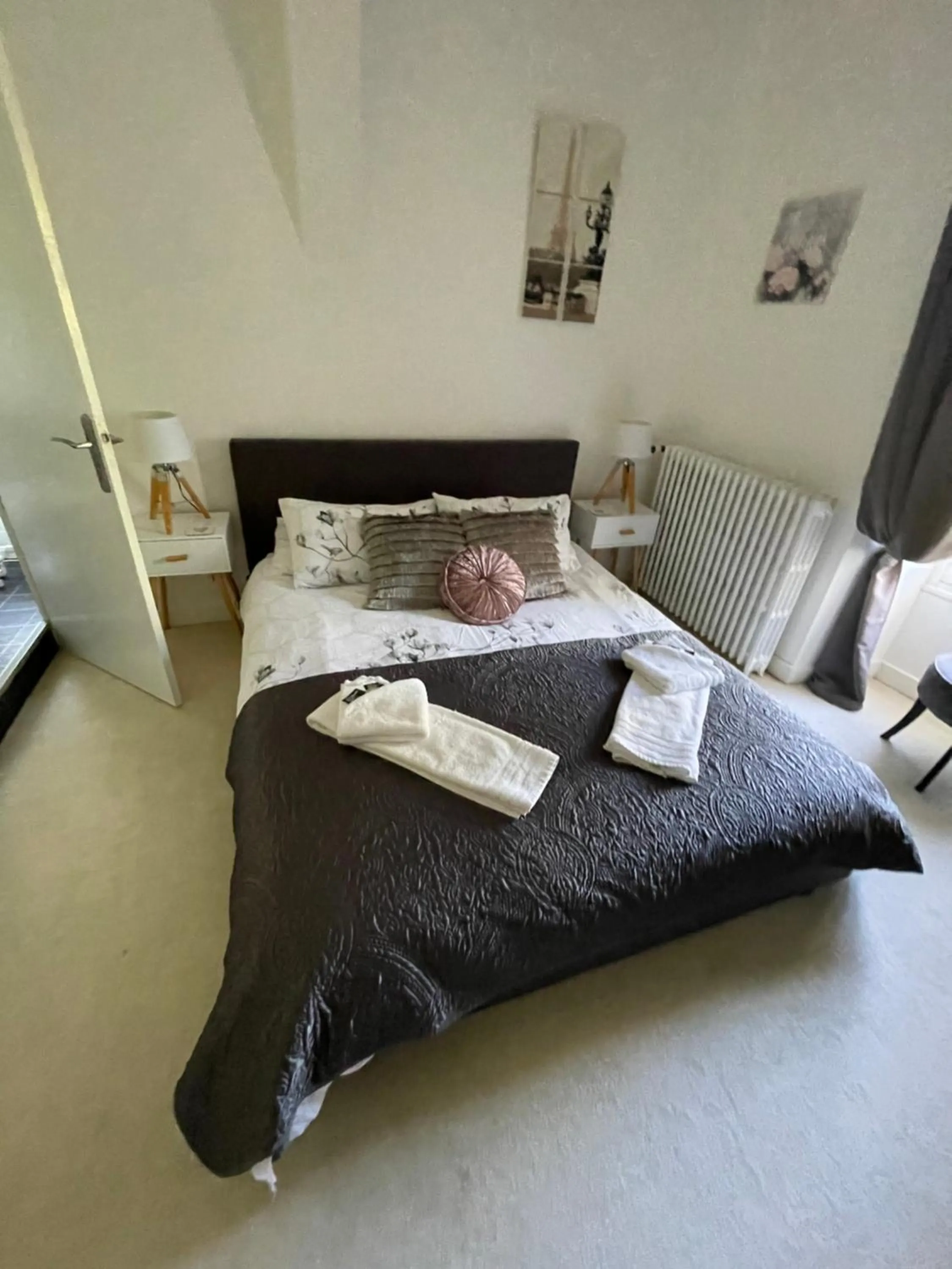 Bed in Vue du Château d'Excideuil en chambres