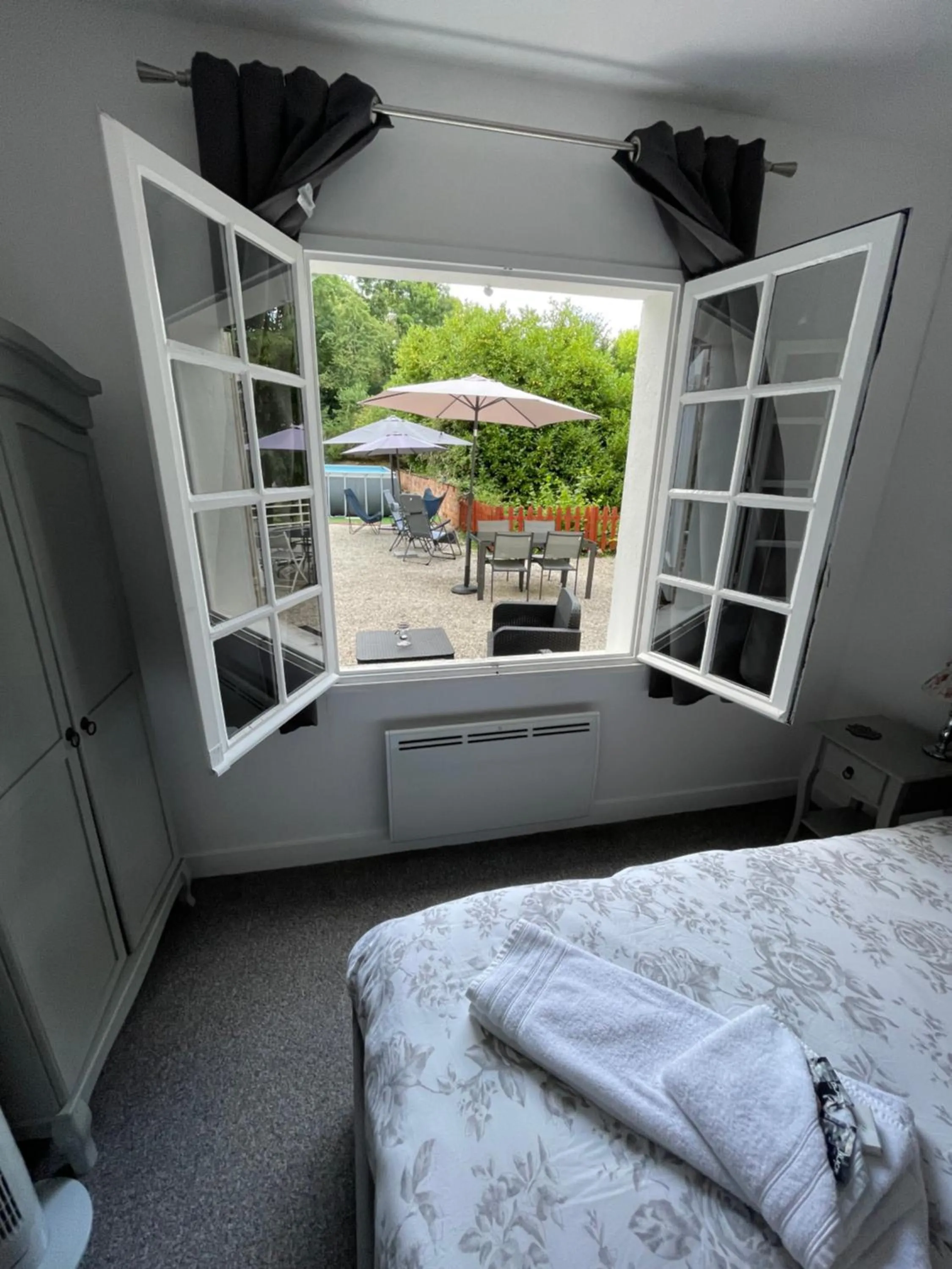 Bed in Vue du Château d'Excideuil en chambres