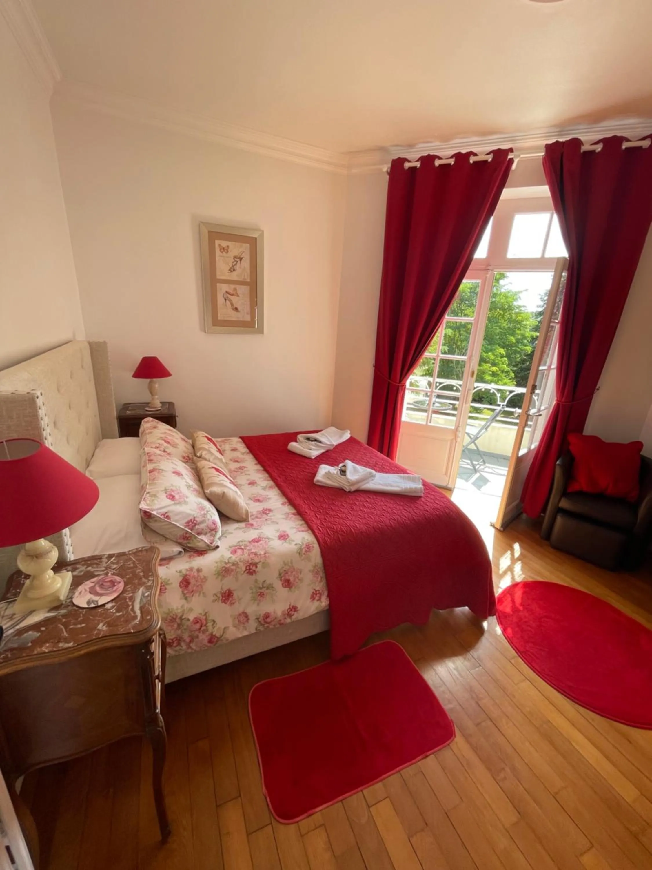 Bed in Vue du Château d'Excideuil en chambres