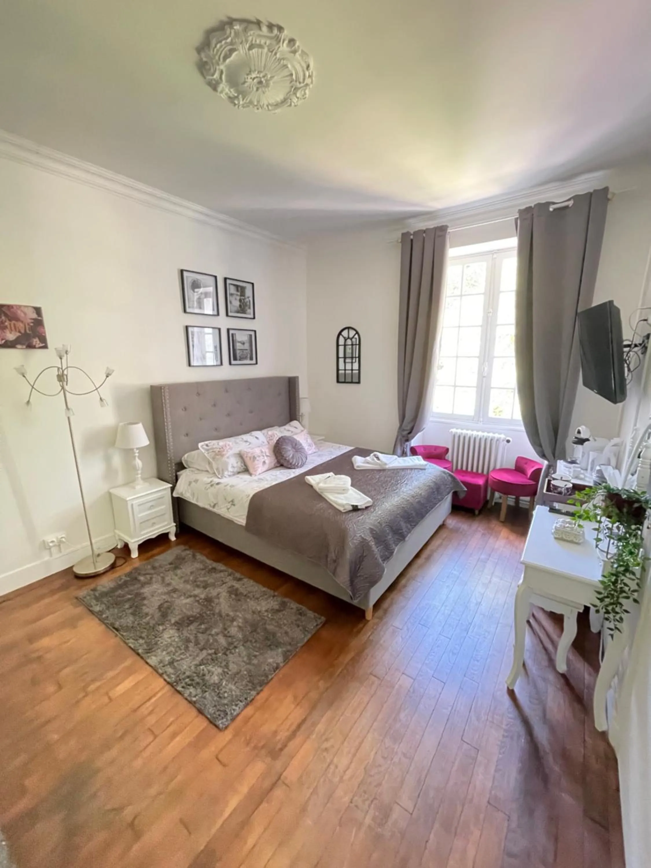 Bed in Vue du Château d'Excideuil en chambres