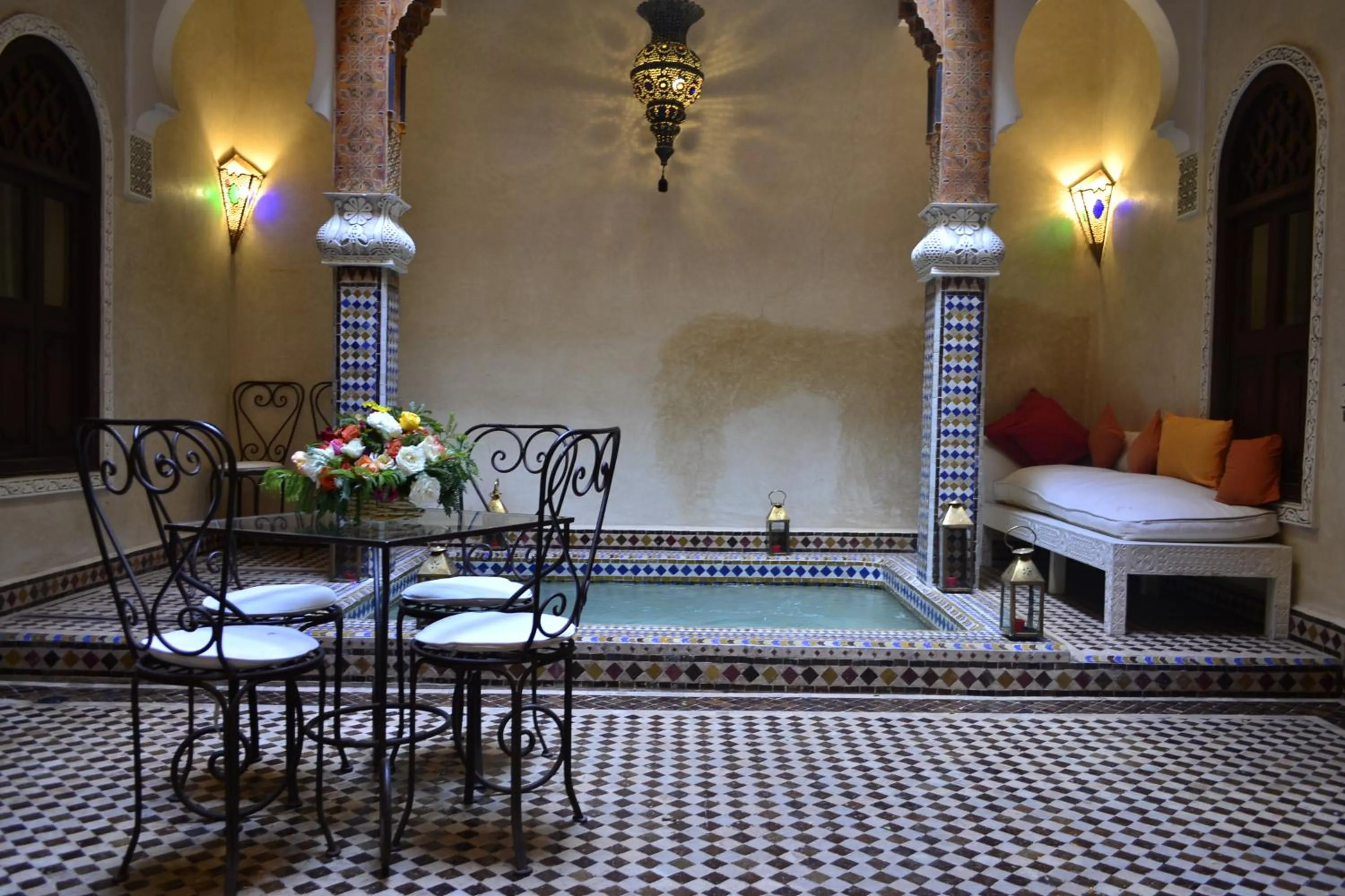 Dining area, Bed in Riad Charik