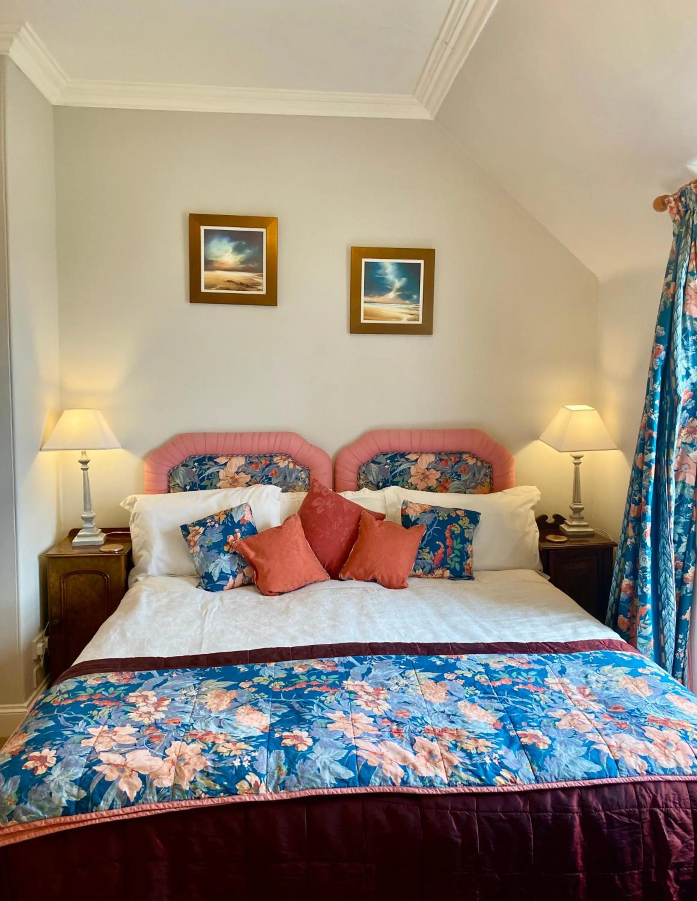 Double Room with Private External Bathroom - single occupancy in Clint Lodge