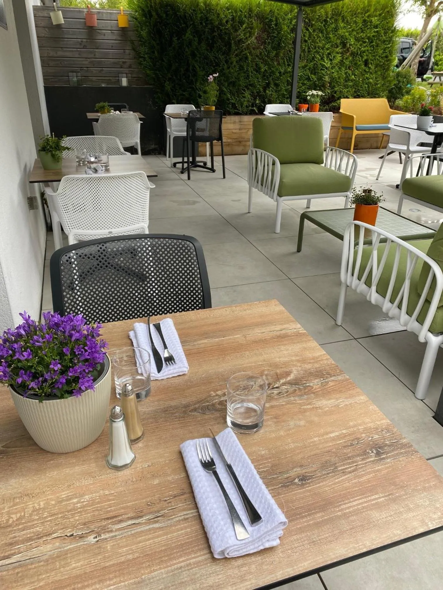 Patio in Hotel Restaurant l'Eskemm St Brieuc-Trégueux