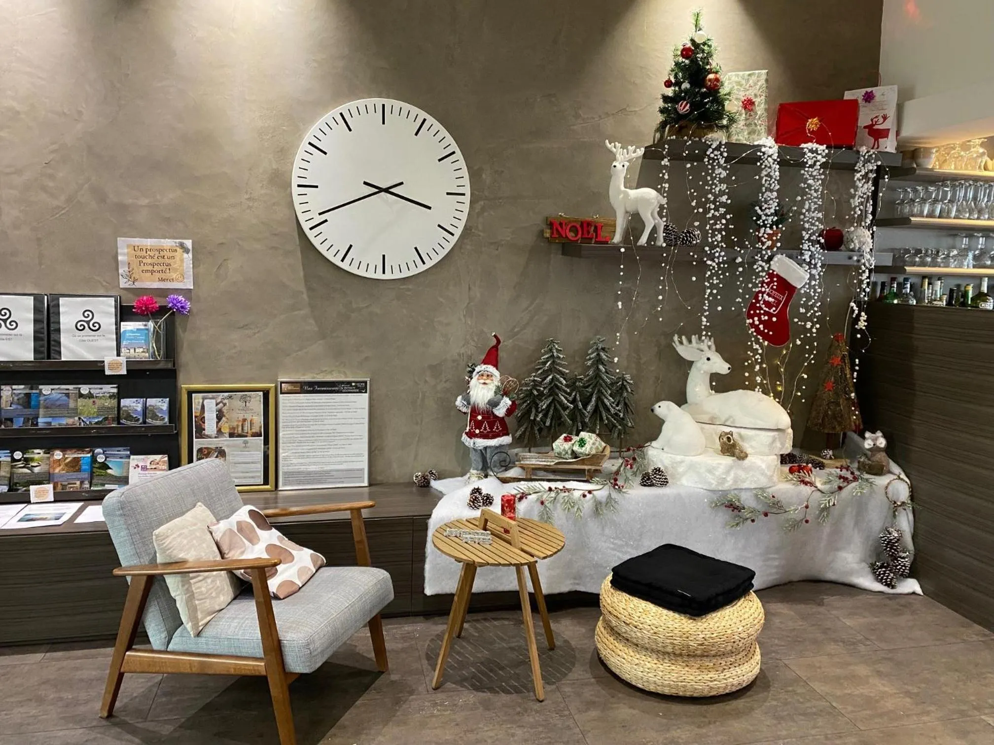 Lobby or reception in Hotel Restaurant l'Eskemm St Brieuc-Trégueux