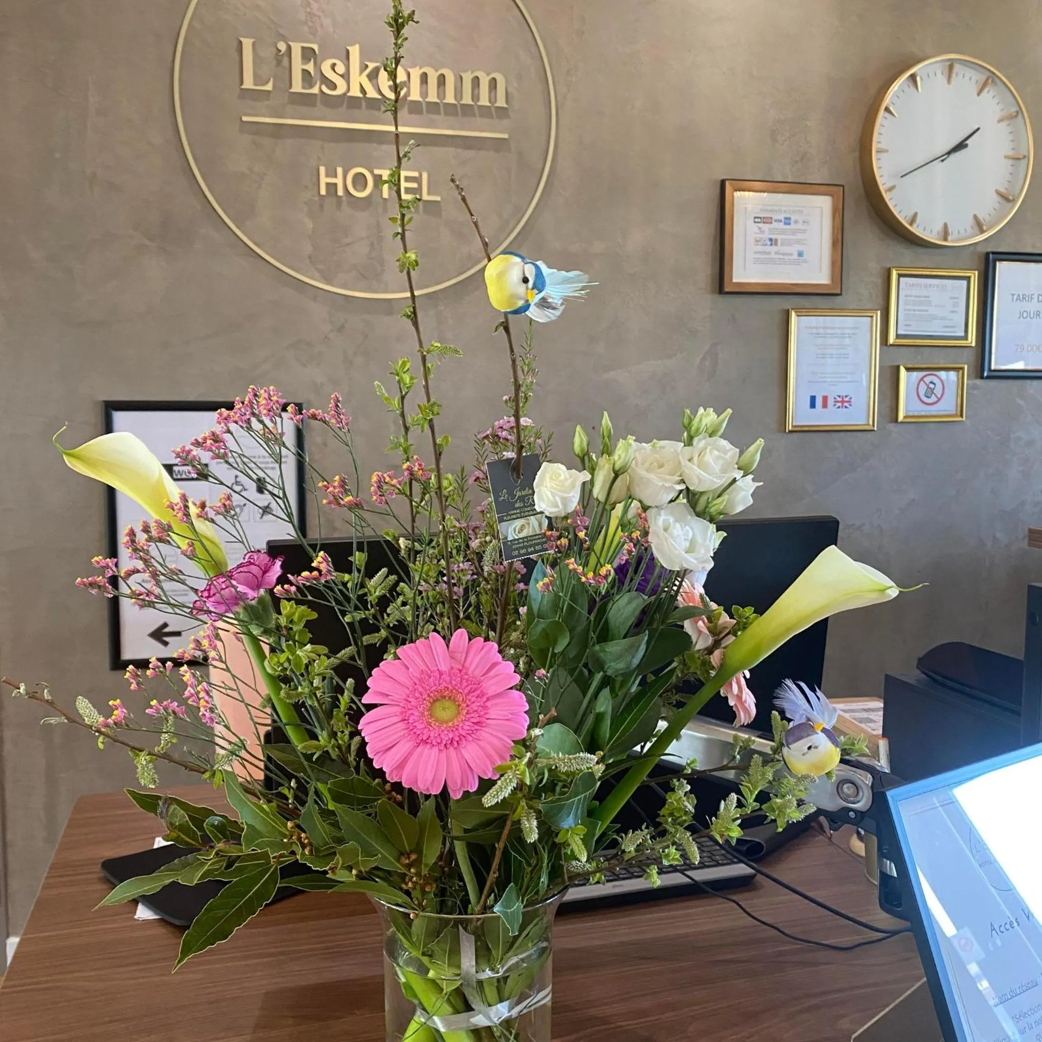 Lobby or reception in Hotel Restaurant l'Eskemm St Brieuc-Trégueux