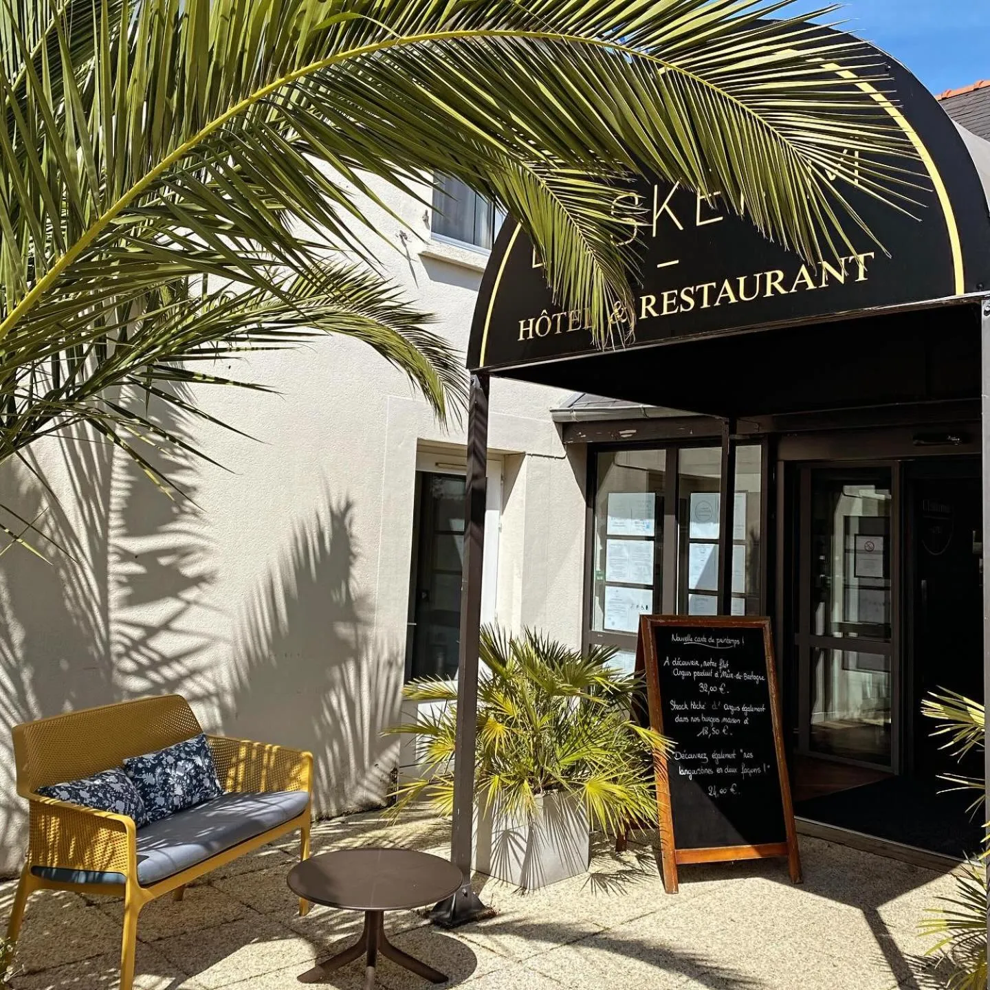 Lobby or reception in Hotel Restaurant l'Eskemm St Brieuc-Trégueux
