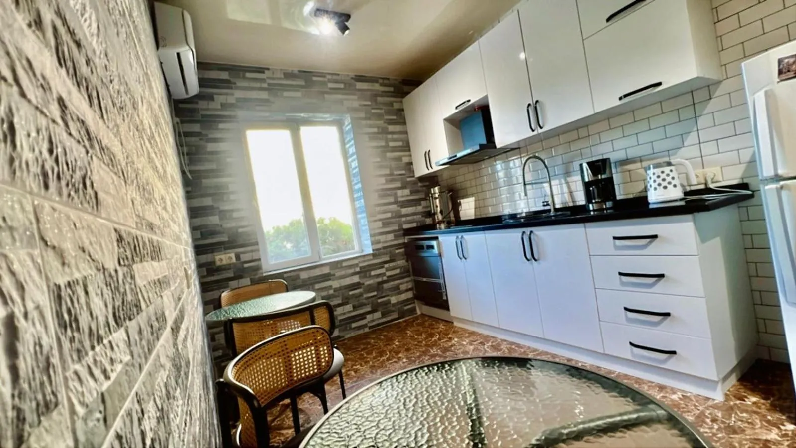 Kitchen or kitchenette in Green Cape Guest House