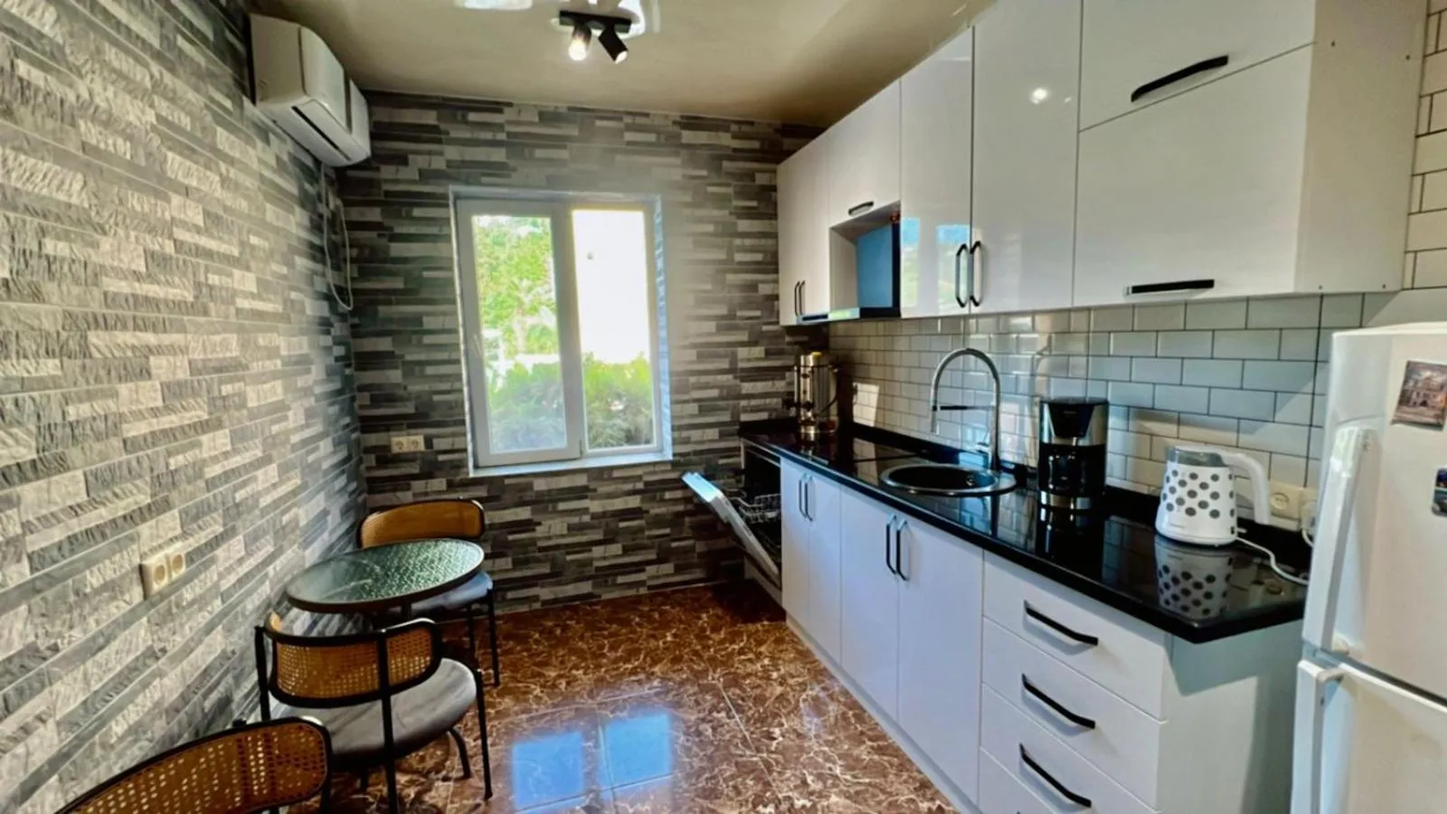 Kitchen or kitchenette in Green Cape Guest House