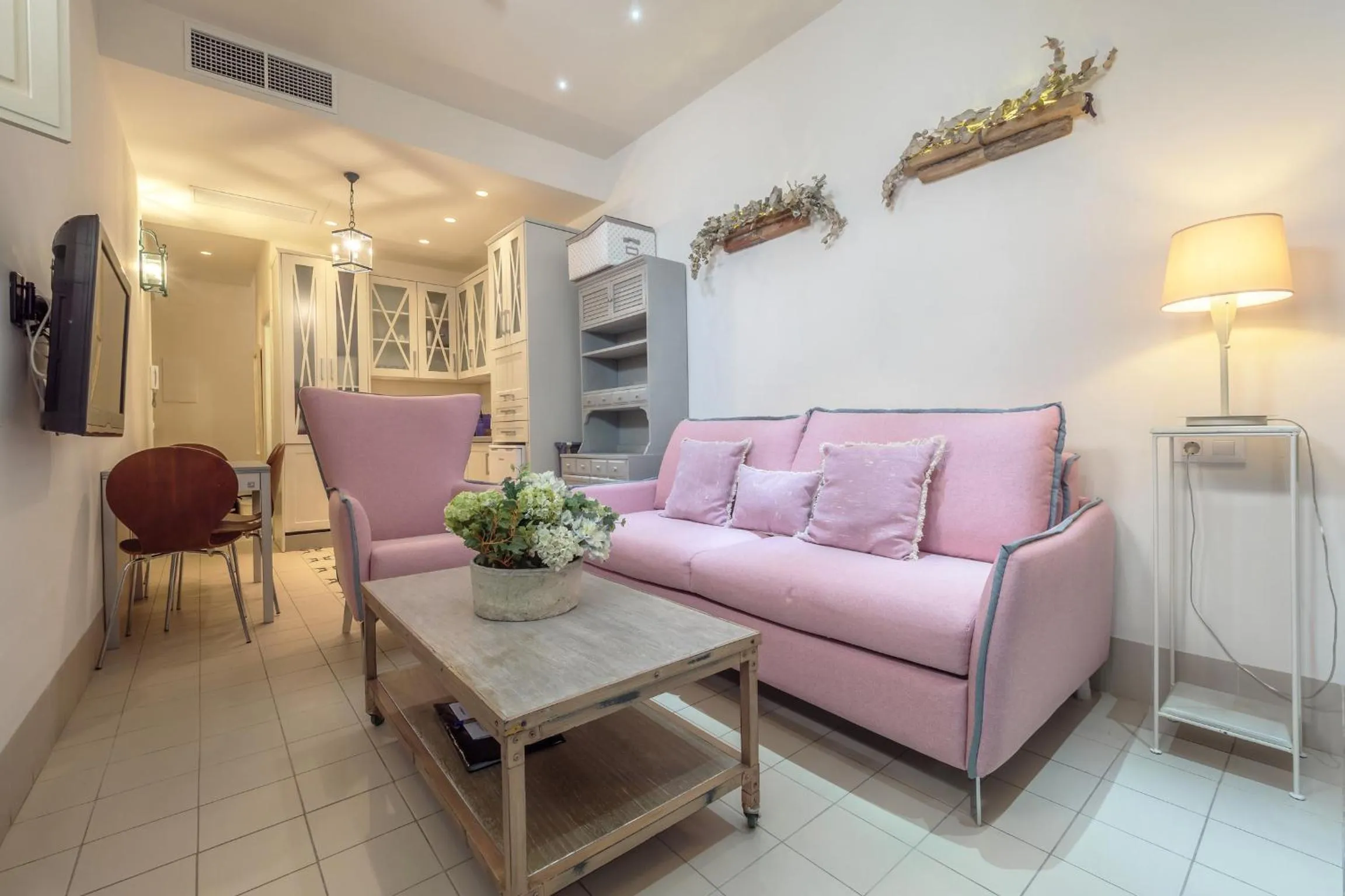 TV and multimedia in ApartaSuites Alberca Deluxe