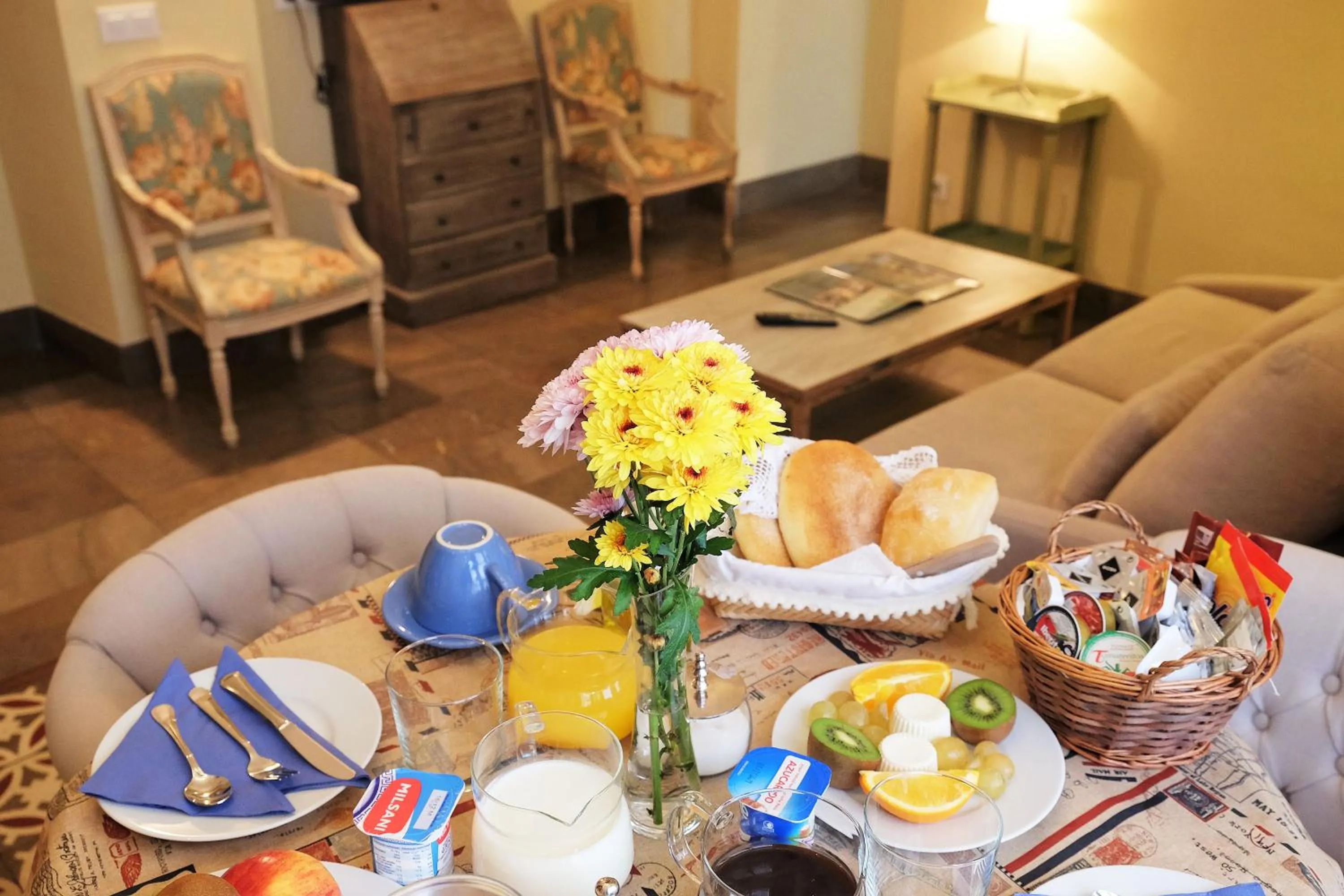 Continental breakfast in ApartaSuites Alberca Deluxe