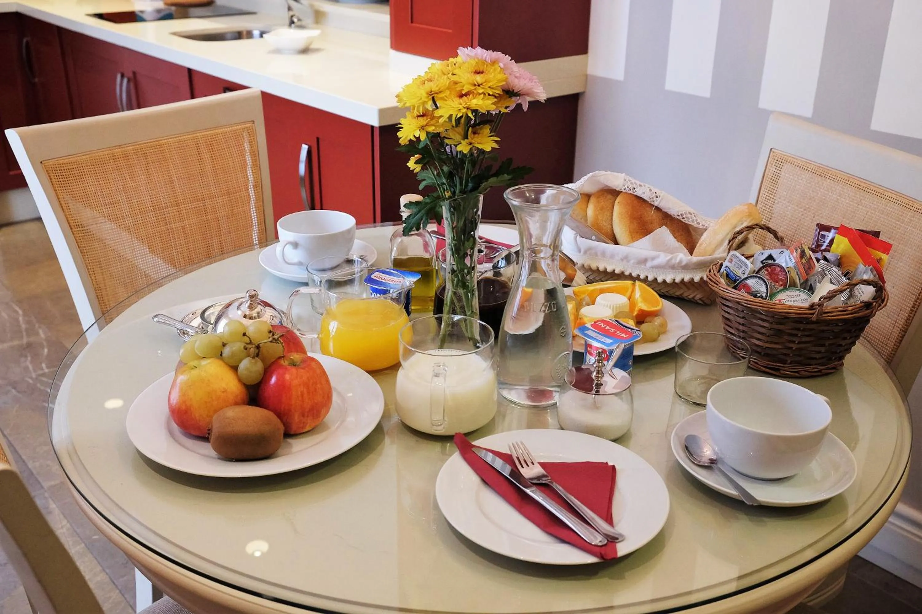 Continental breakfast in ApartaSuites Alberca Deluxe