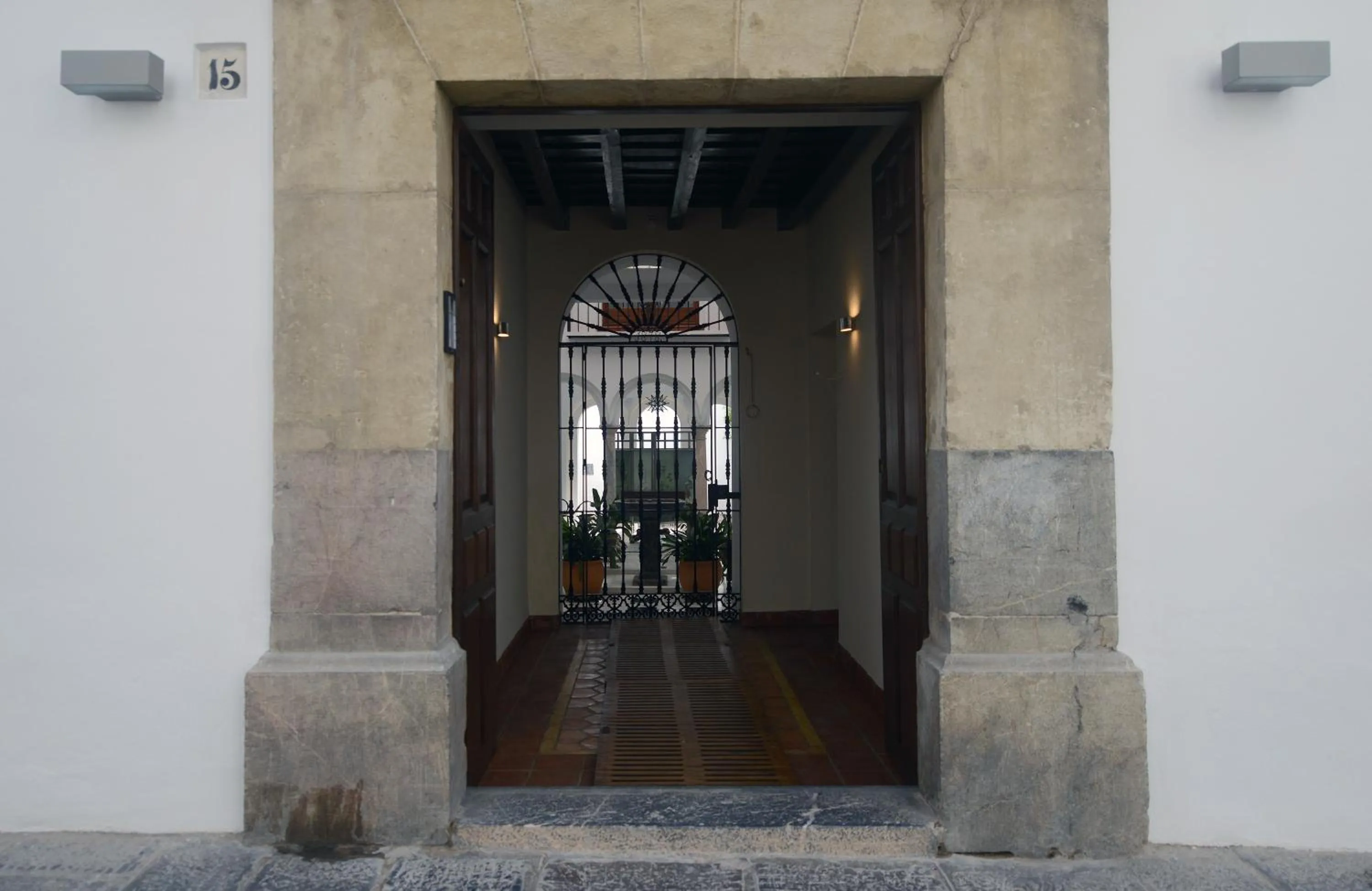 Facade/entrance in ApartaSuites Alberca Deluxe