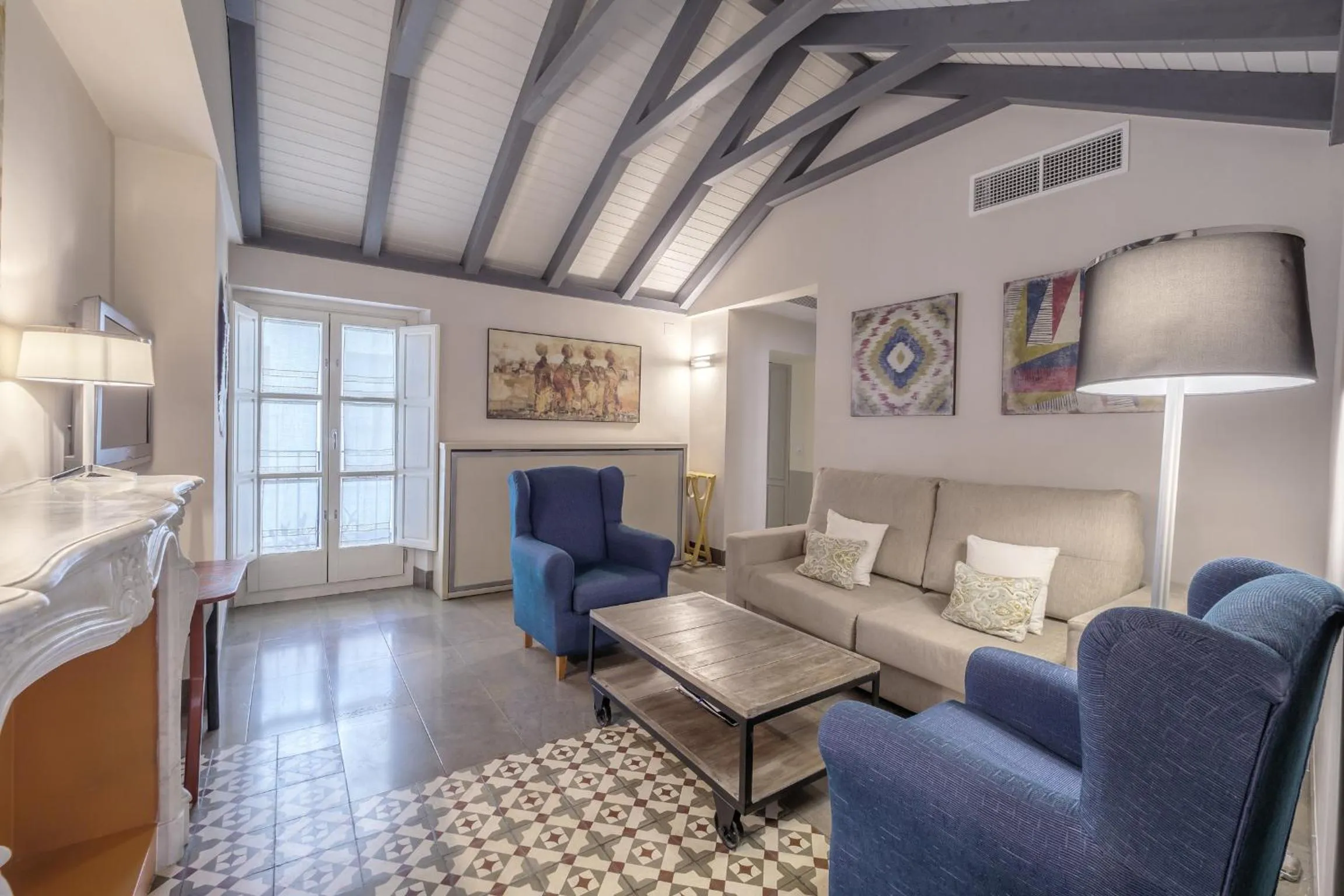 TV and multimedia in ApartaSuites Alberca Deluxe