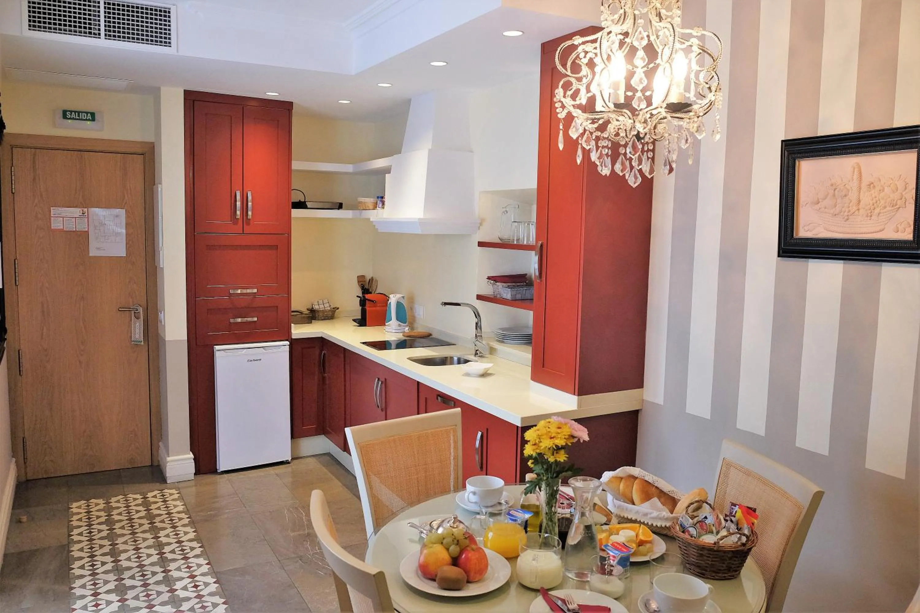 Kitchen or kitchenette in ApartaSuites Alberca Deluxe