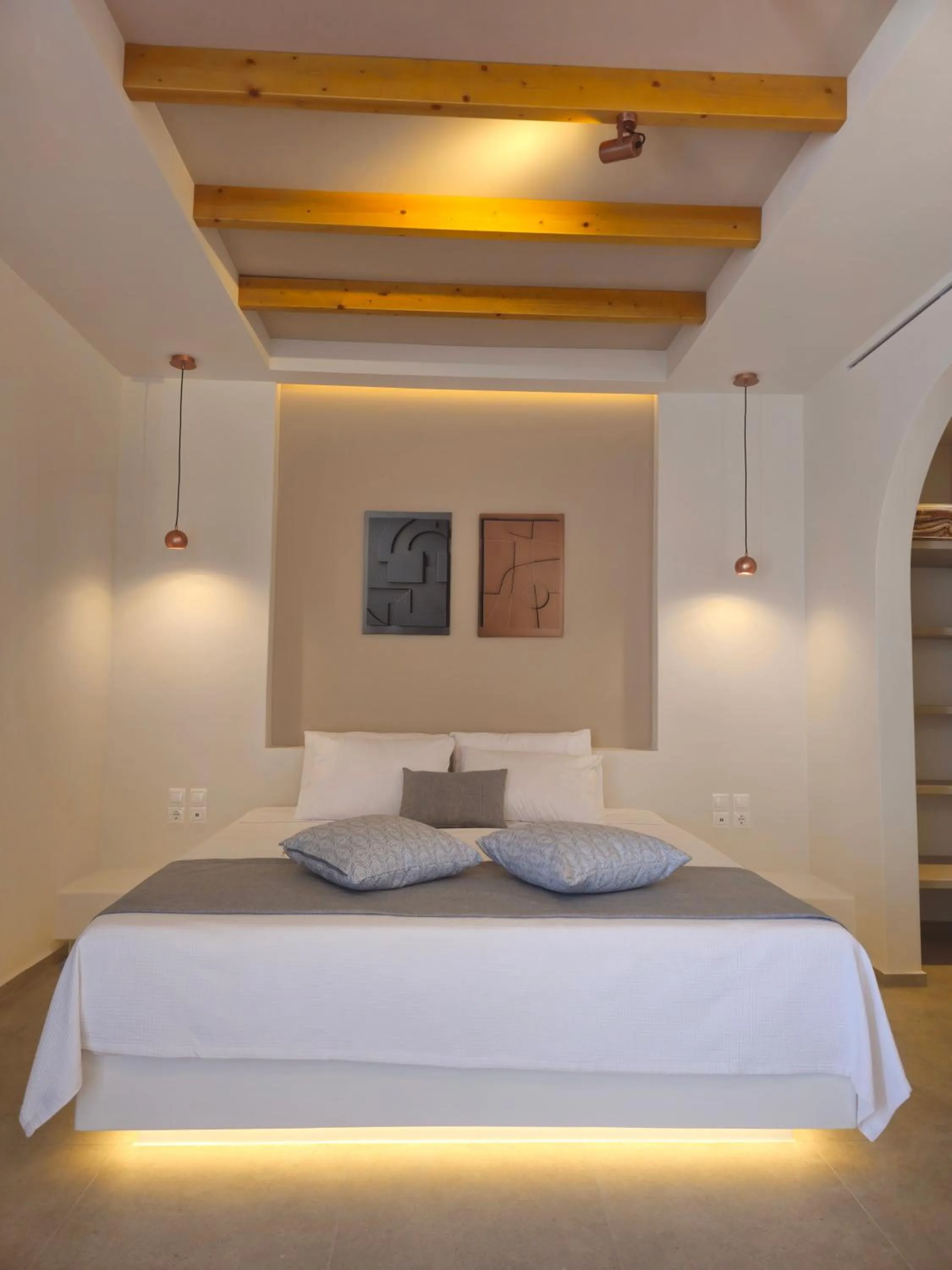 Bedroom, Bed in Moonlight Apartments & Suites