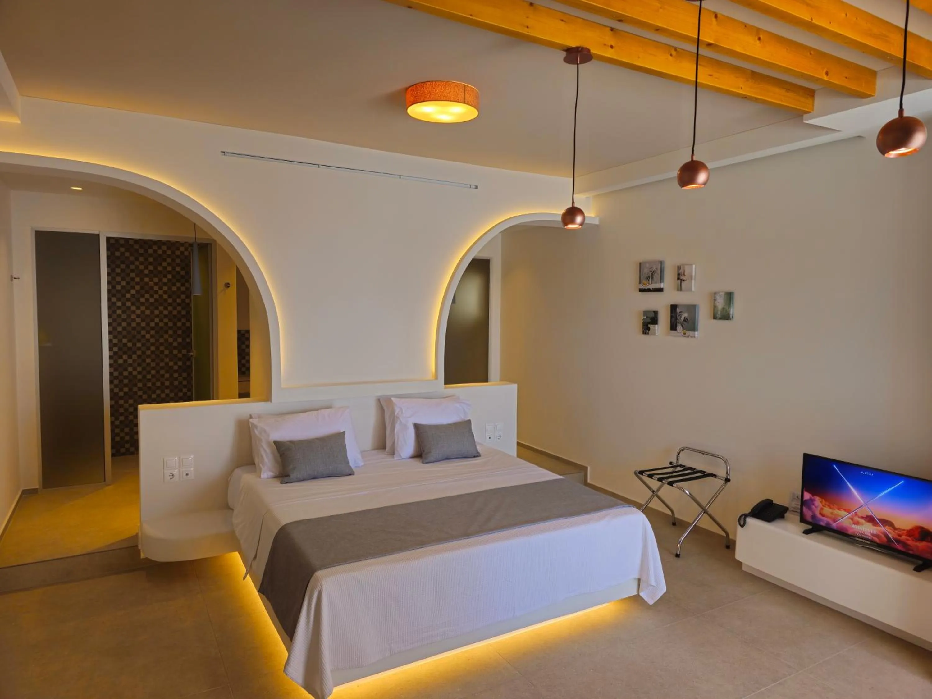 Bedroom, Bed in Moonlight Apartments & Suites