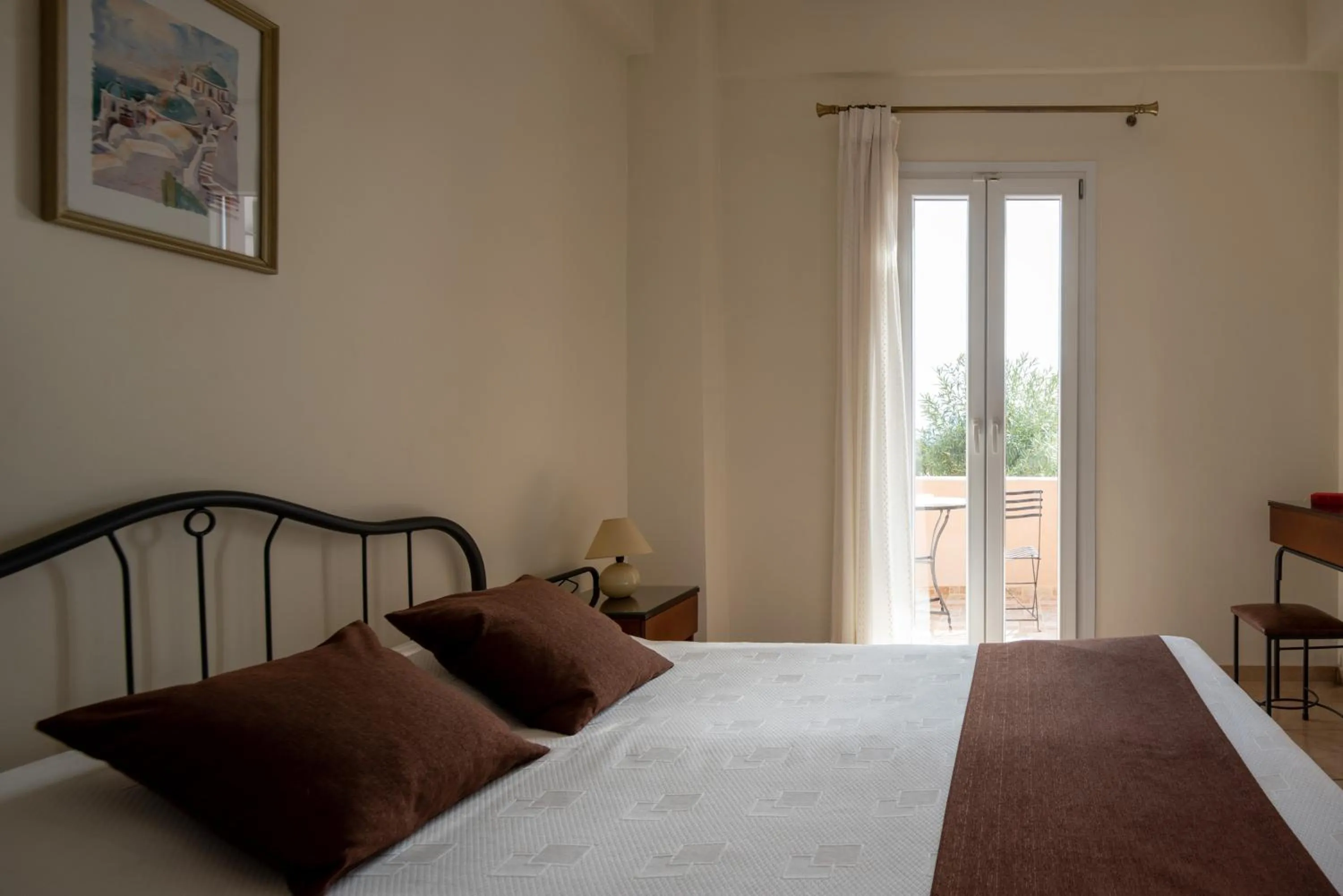 Bedroom, Bed in Moonlight Apartments & Suites