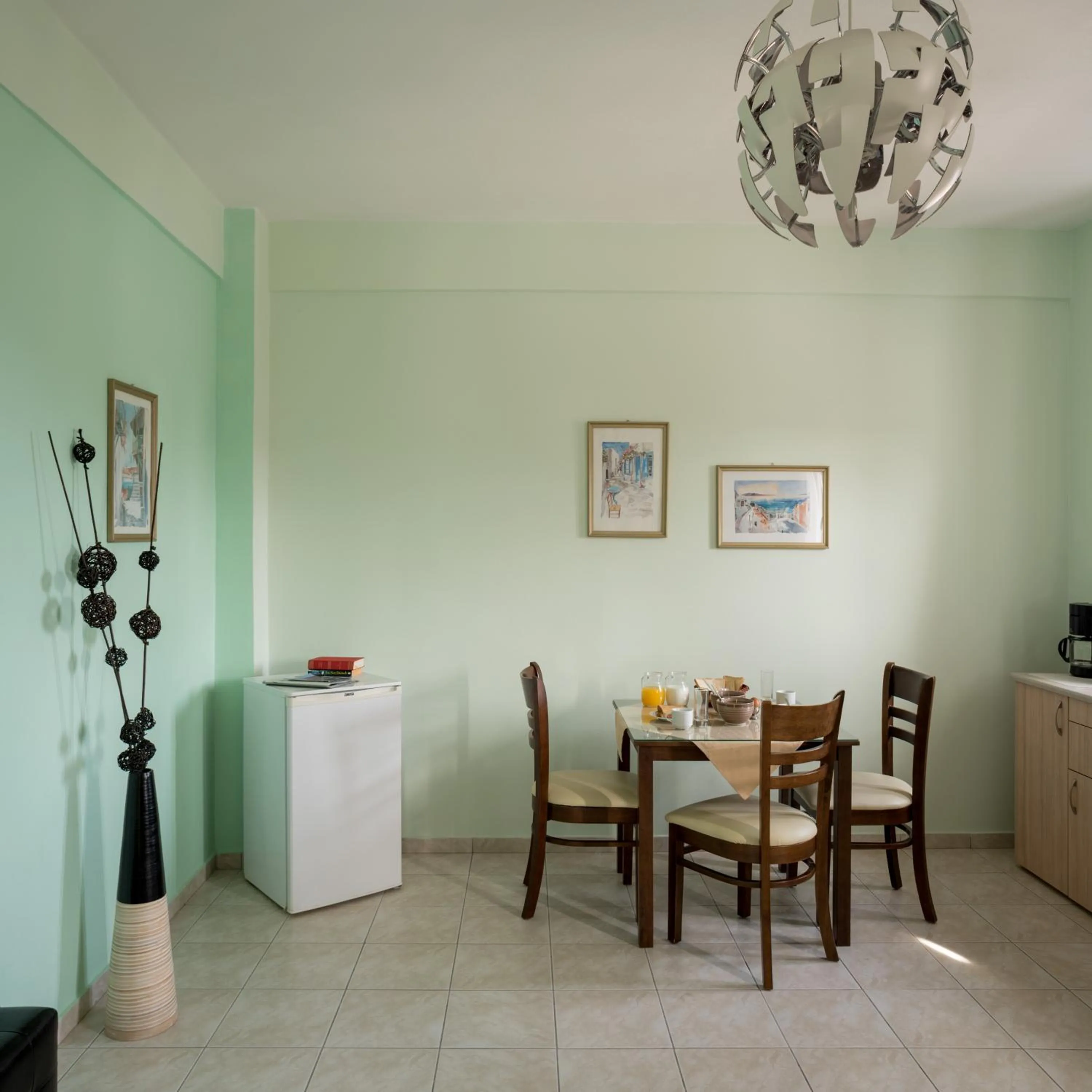Dining area in Moonlight Apartments & Suites