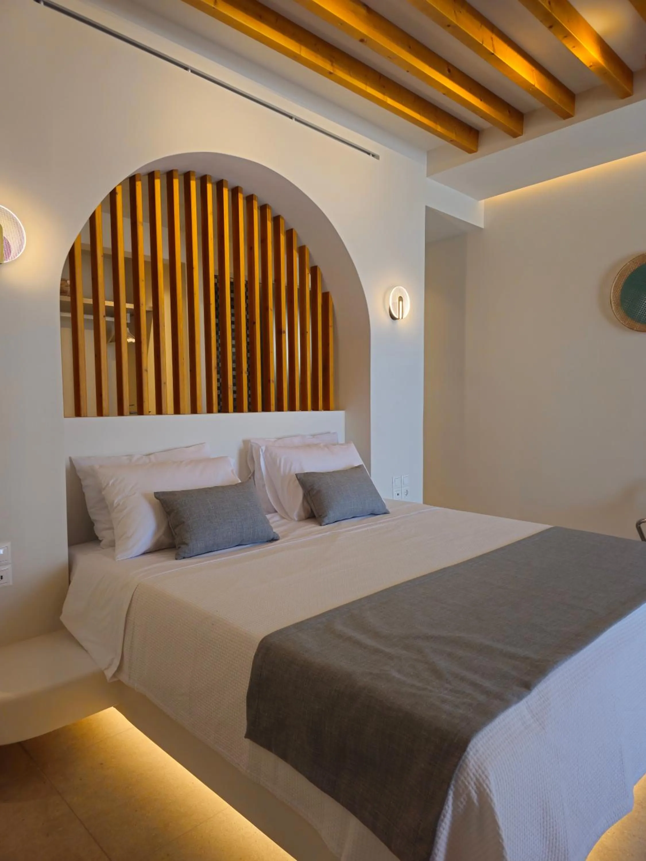 Bed in Moonlight Apartments & Suites