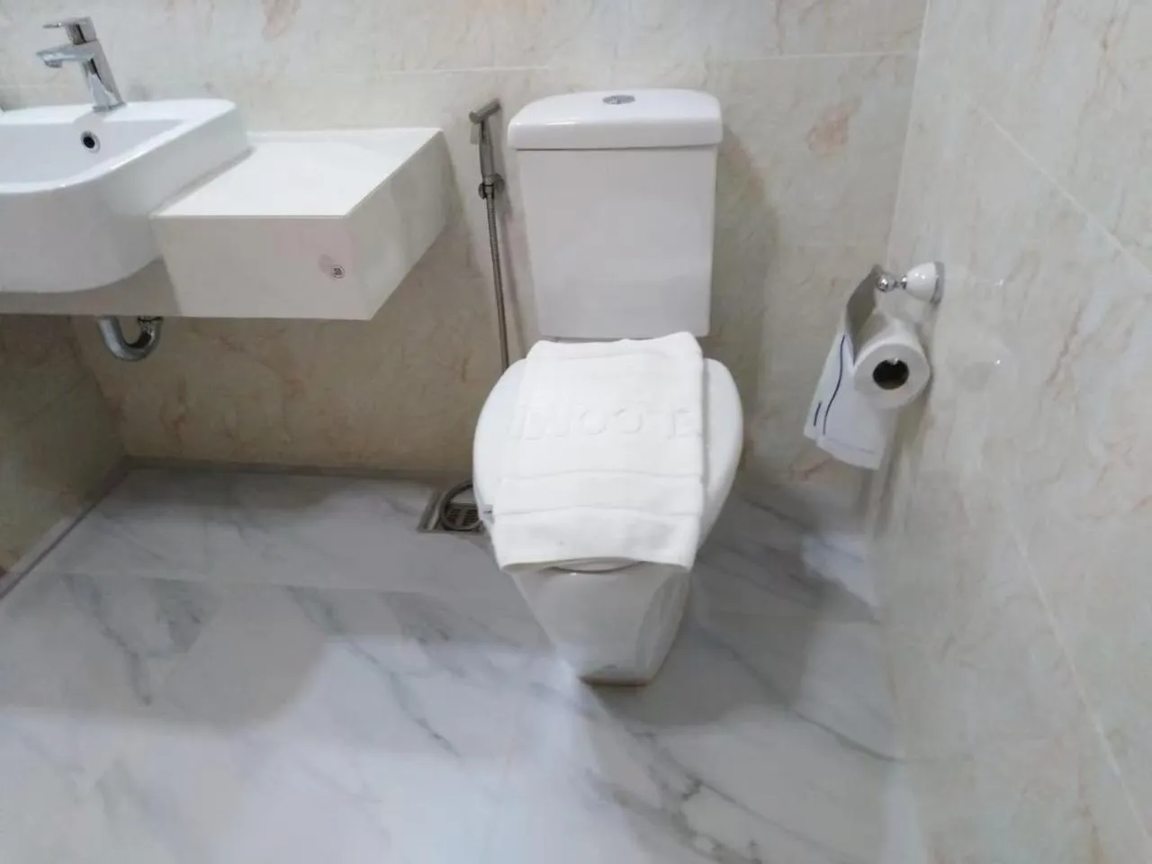 Toilet in Taragrand Donmuang Airport Hotel