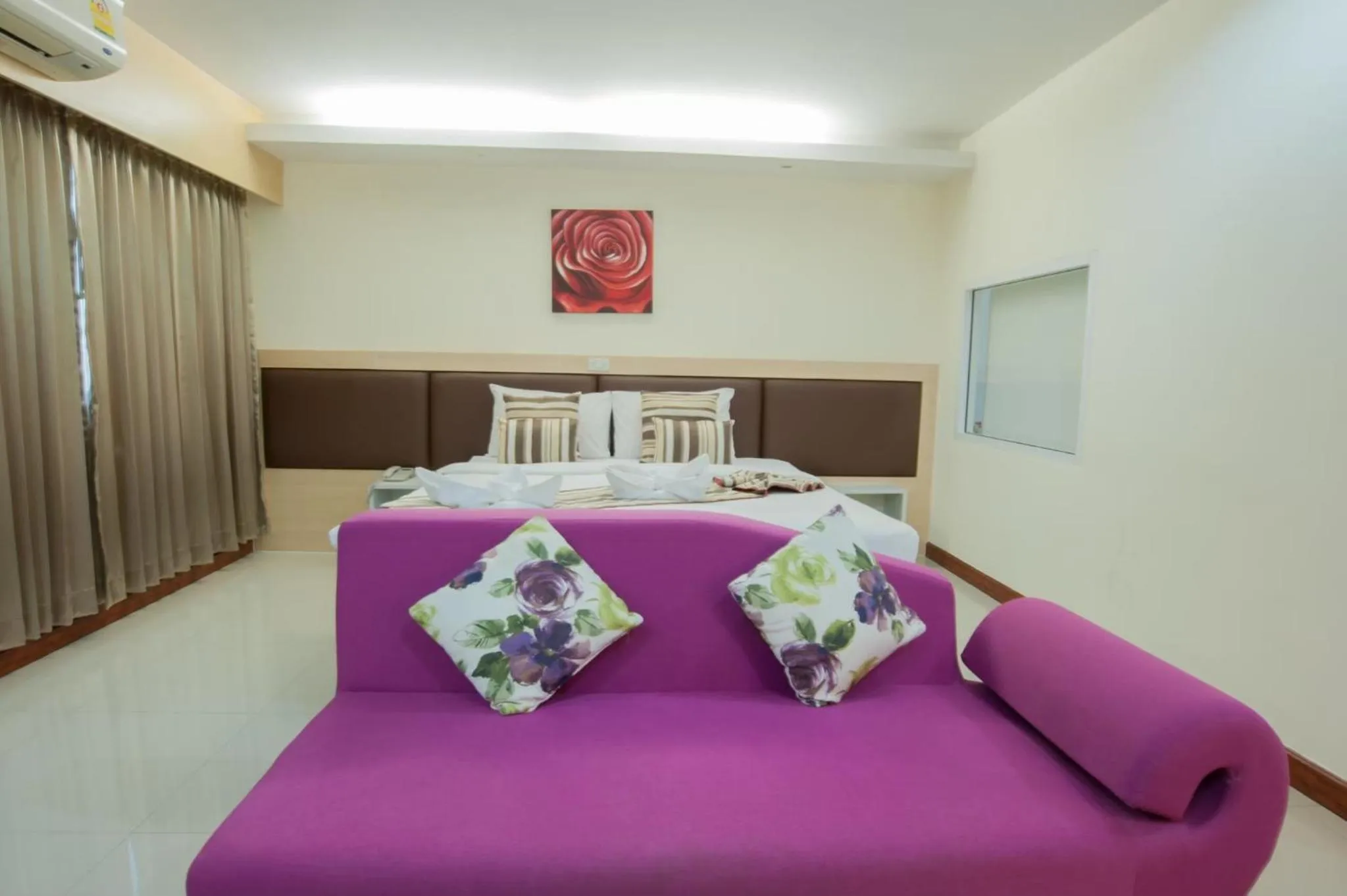 Photo of the whole room, Bed in Taragrand Donmuang Airport Hotel