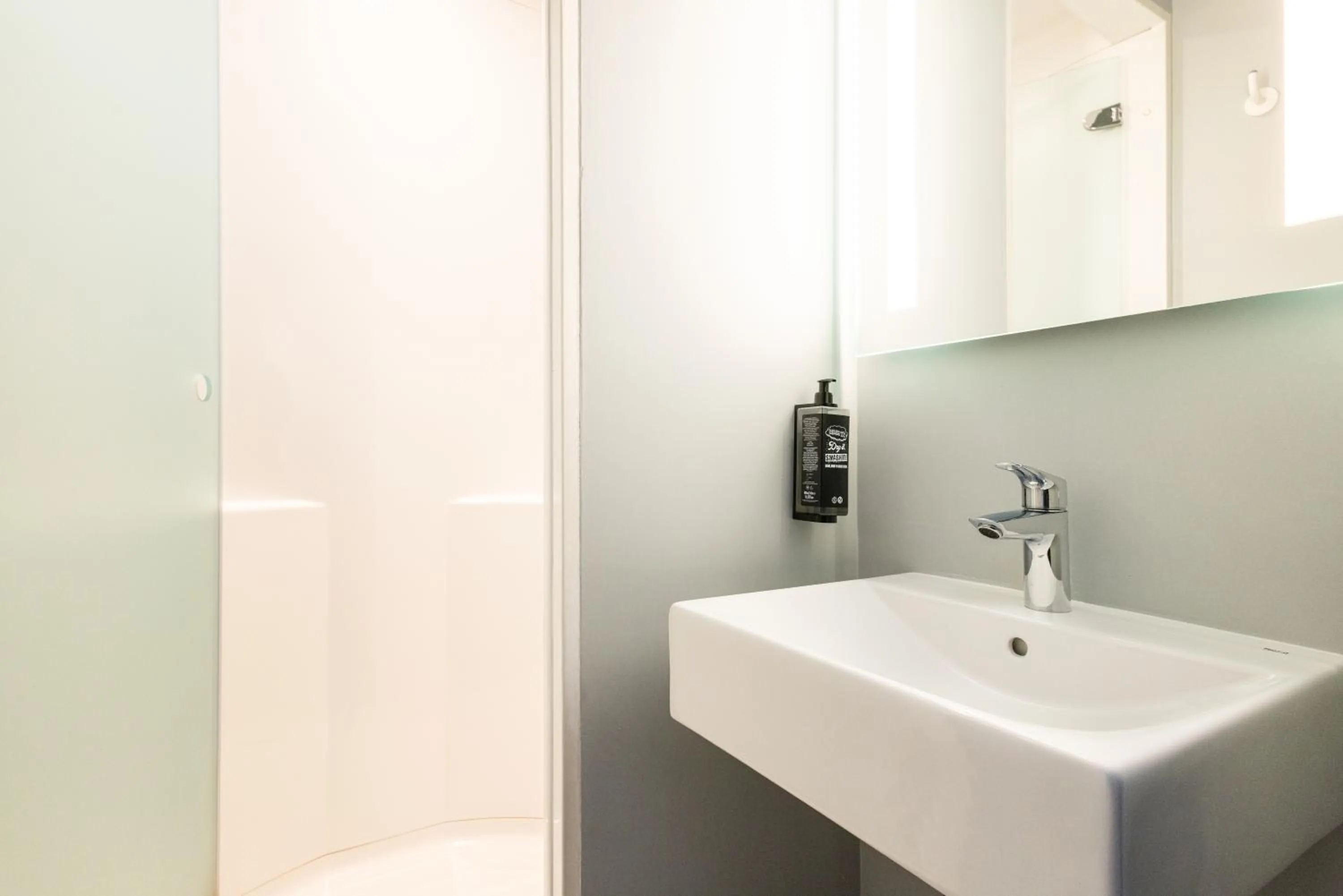 Bathroom in ibis budget Nanterre la Defense