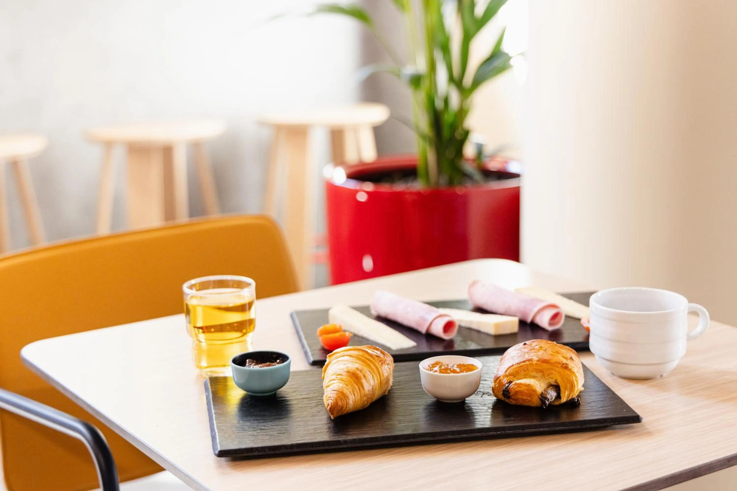 Buffet breakfast in ibis budget Nanterre la Defense