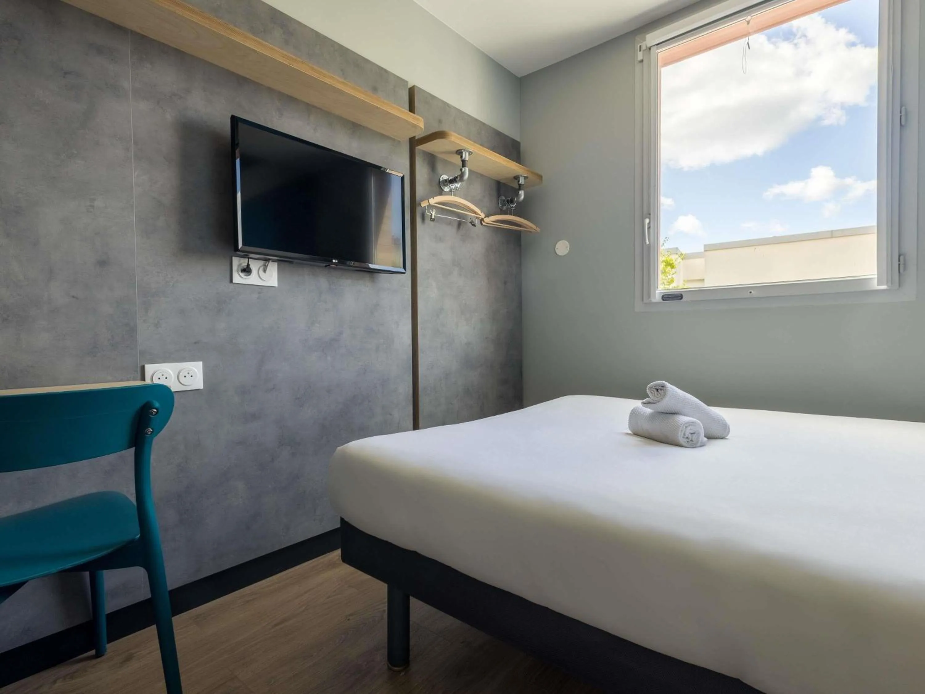 Bedroom, Bed in ibis budget Nanterre la Defense