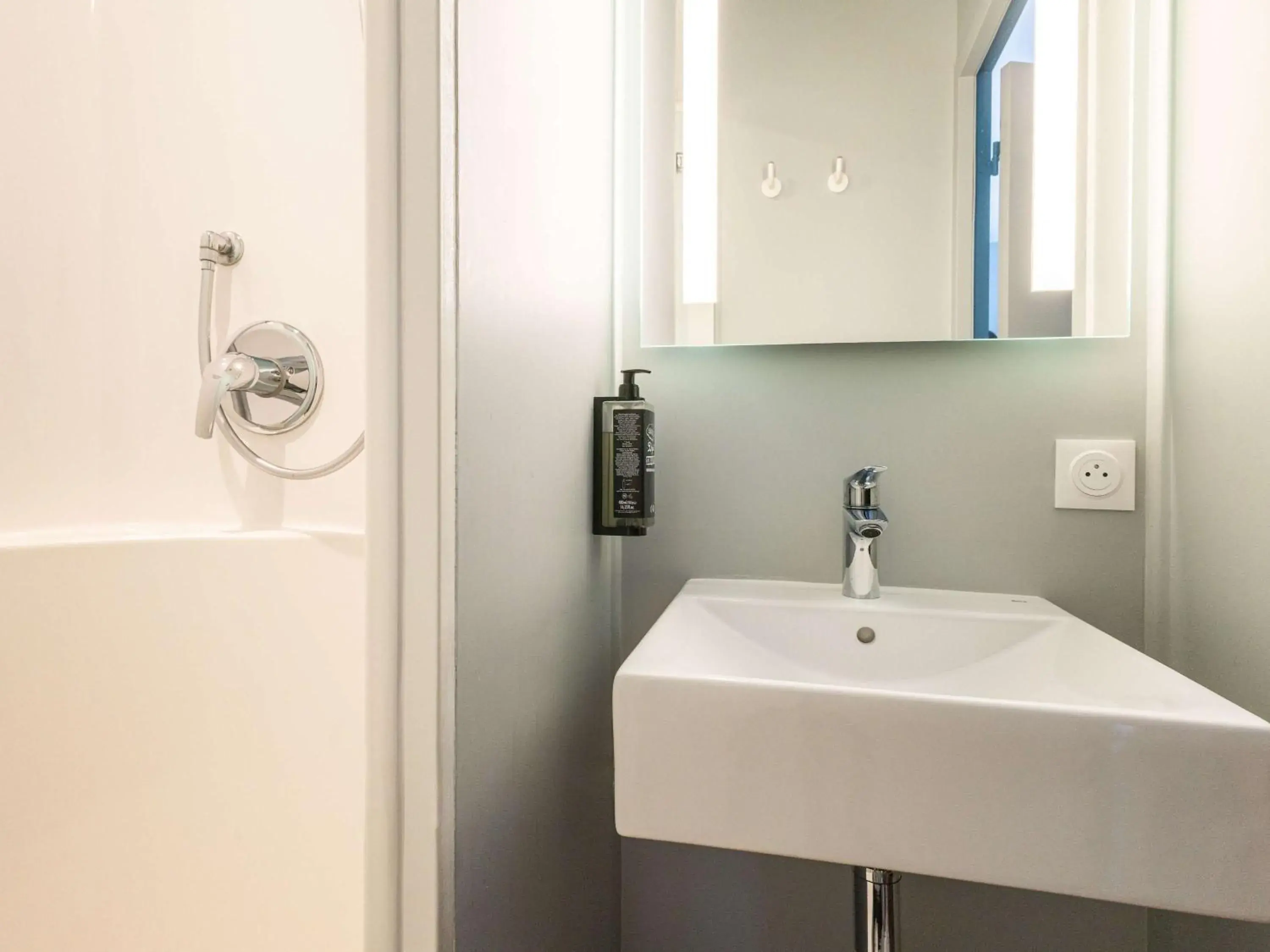 Bathroom in ibis budget Nanterre la défense - Hôtel rénové