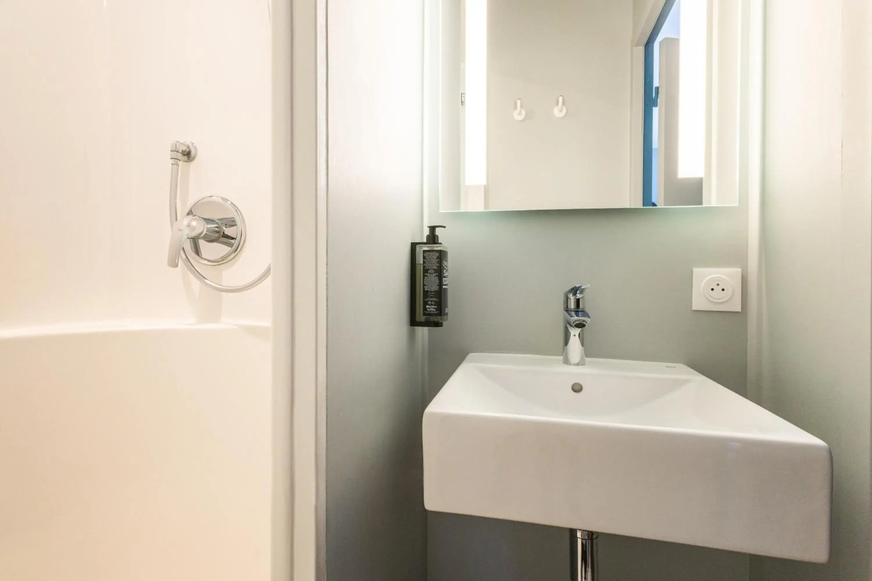 Bathroom in ibis budget Nanterre la défense - Hôtel rénové