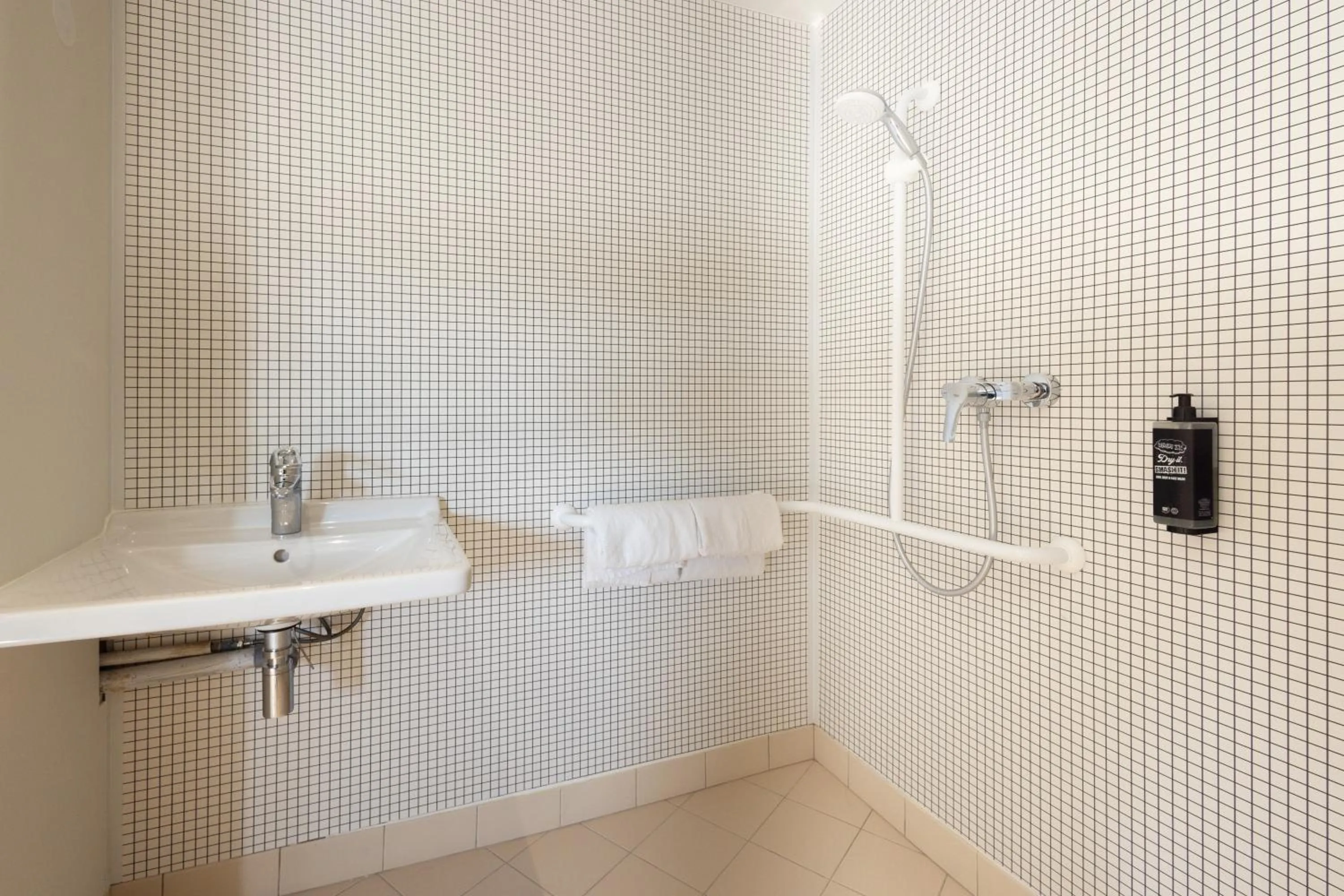 Bathroom in ibis budget Nanterre la Defense