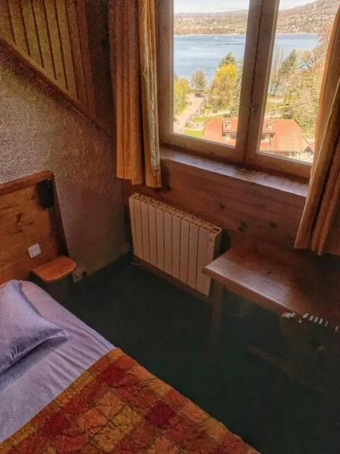 Lake view, Bed in Hotel des Marquisats