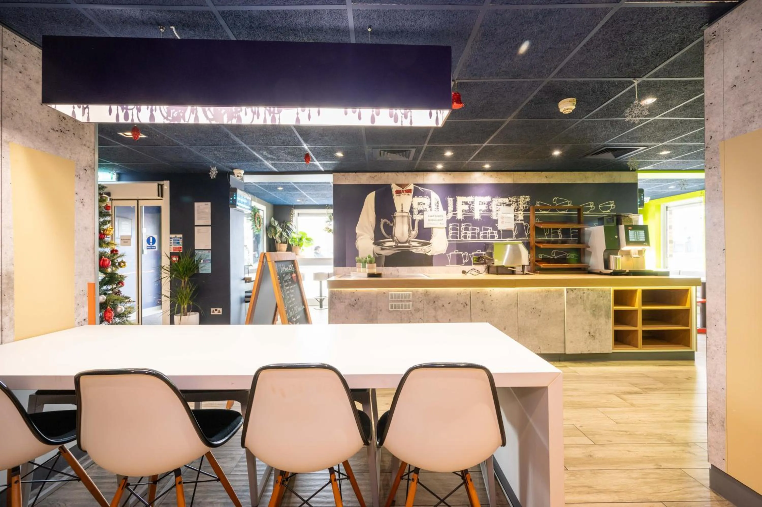 Lobby or reception in ibis budget London Barking