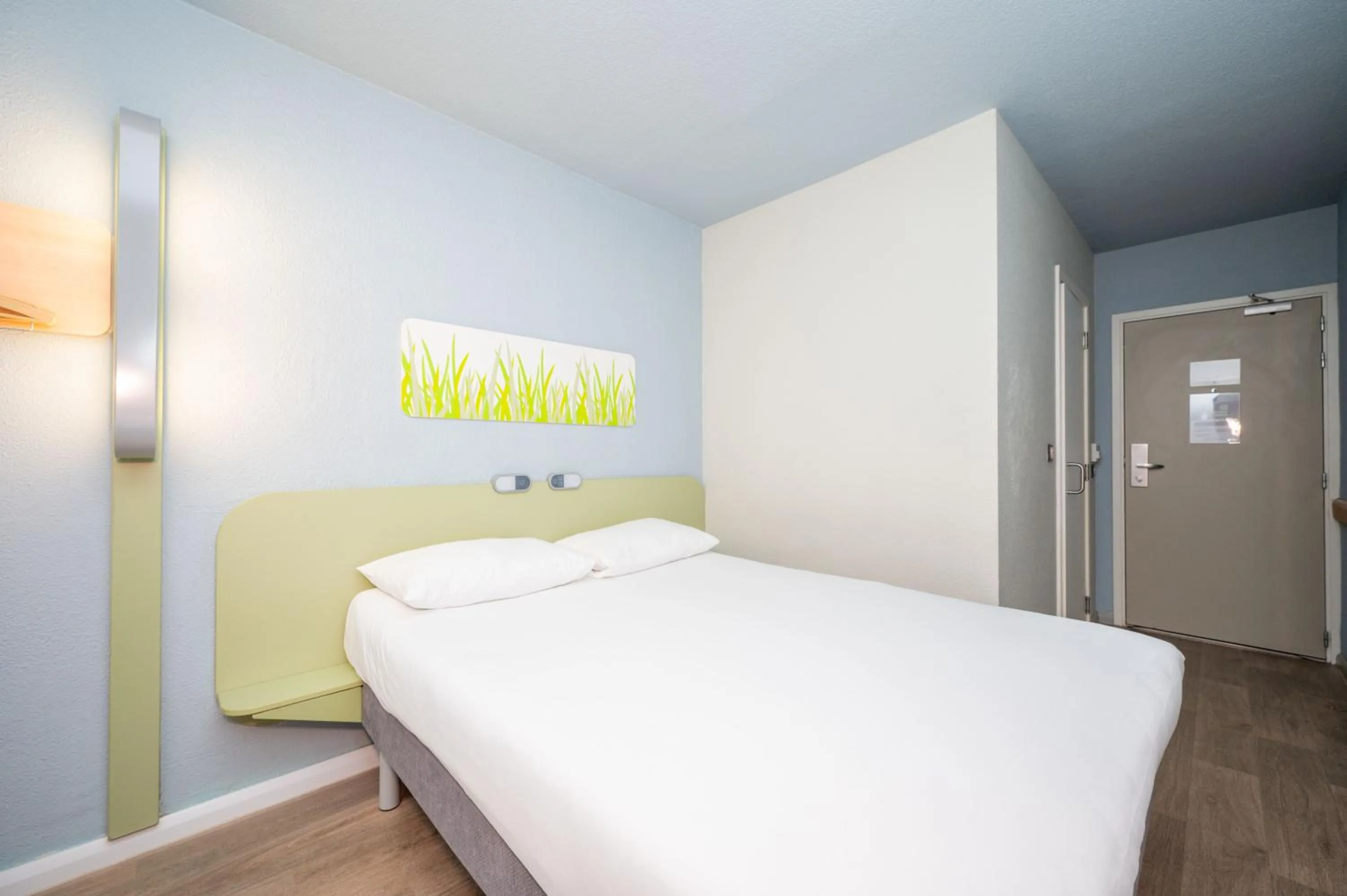Bedroom, Bed in ibis budget London Barking