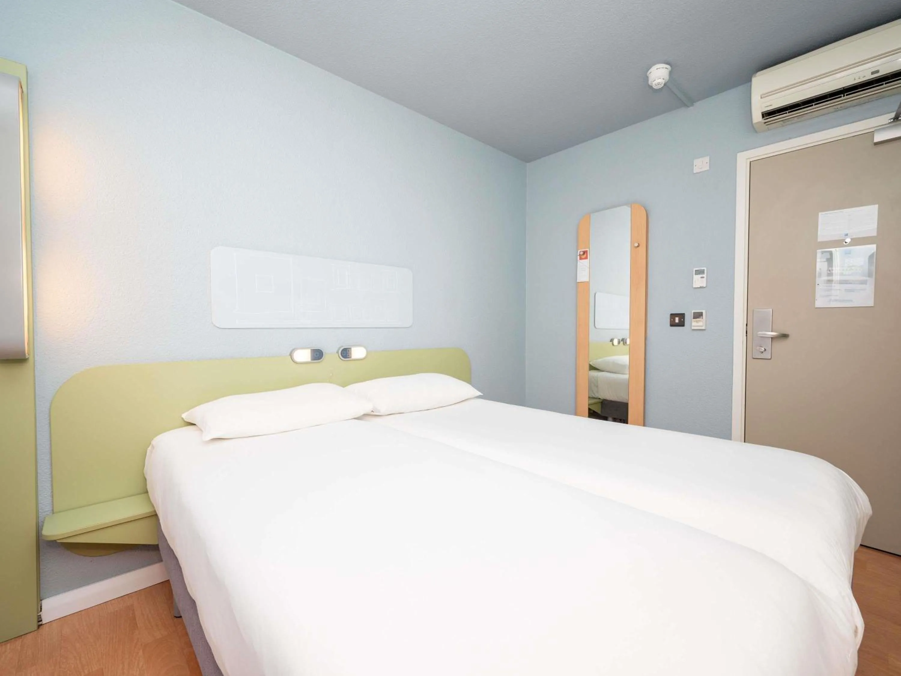 Bedroom, Bed in ibis budget London Barking