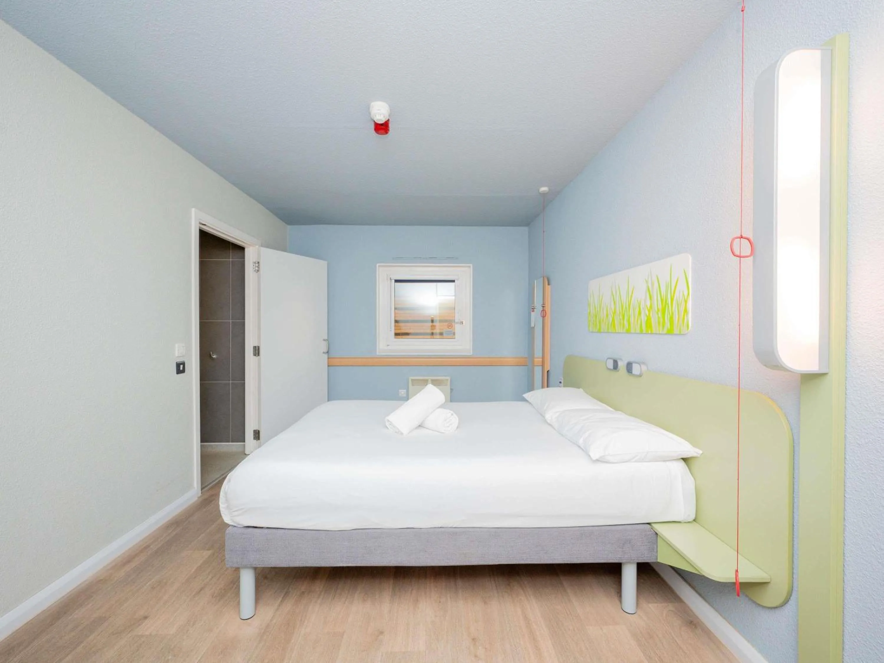 Bedroom, Bed in ibis budget London Barking