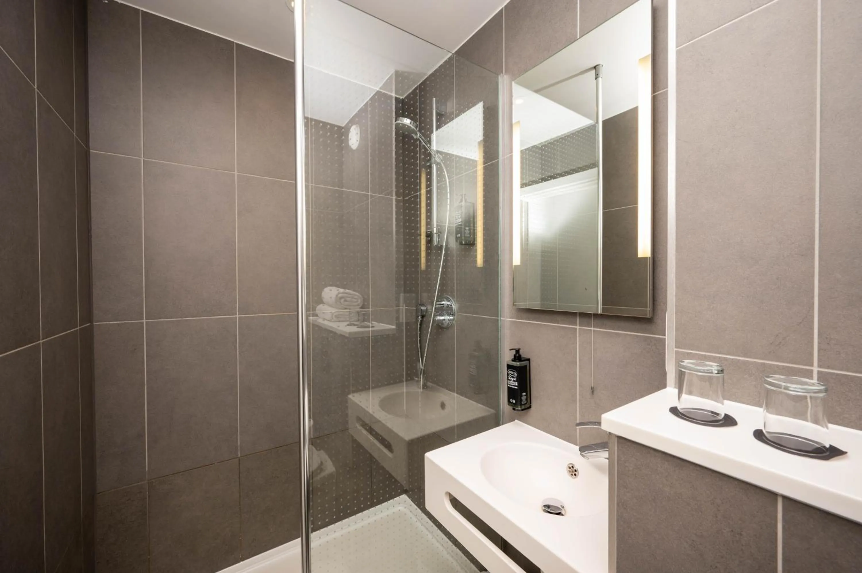 Shower in ibis budget London Barking