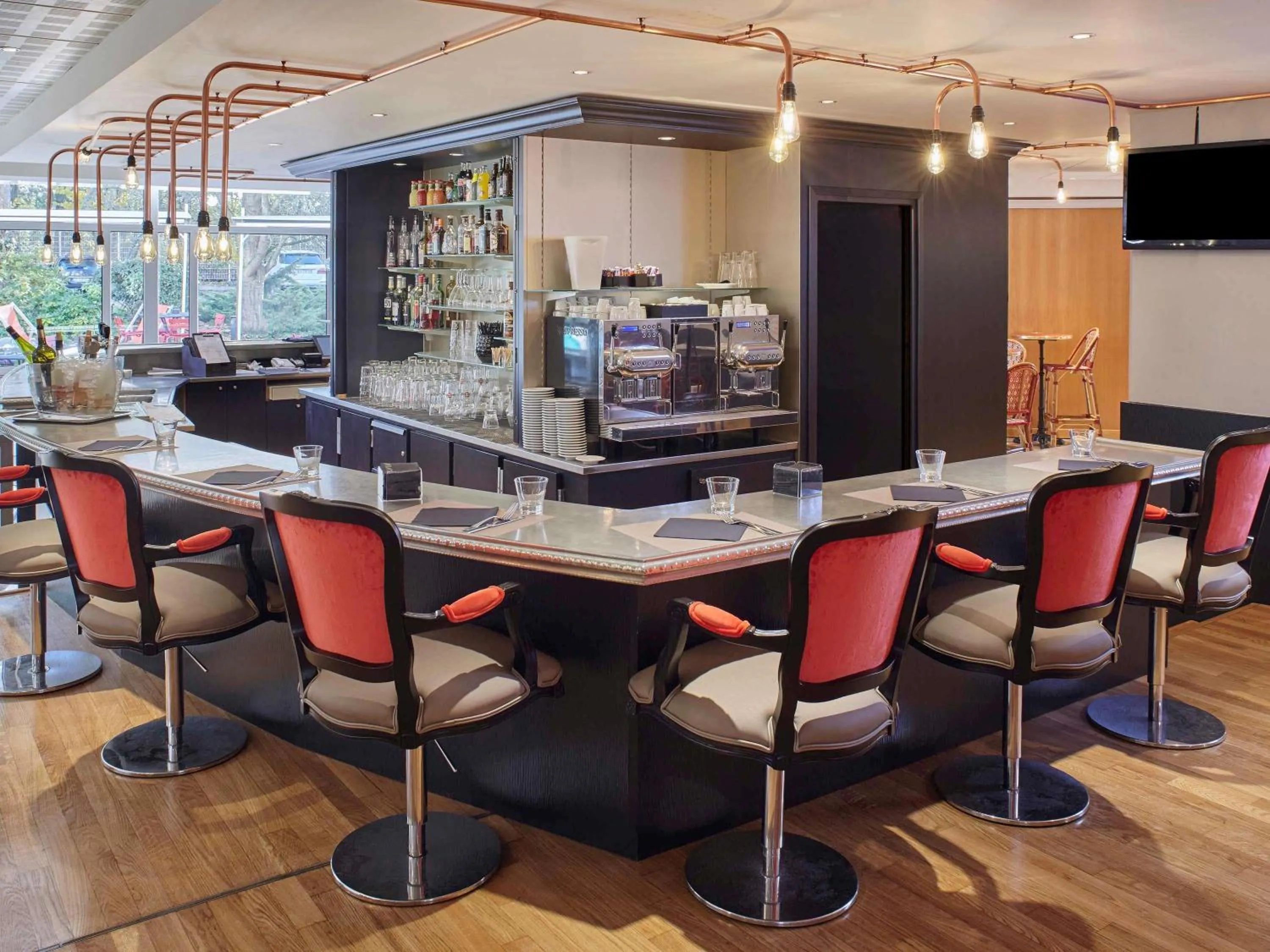 Lounge or bar in Mercure Paris Roissy CDG