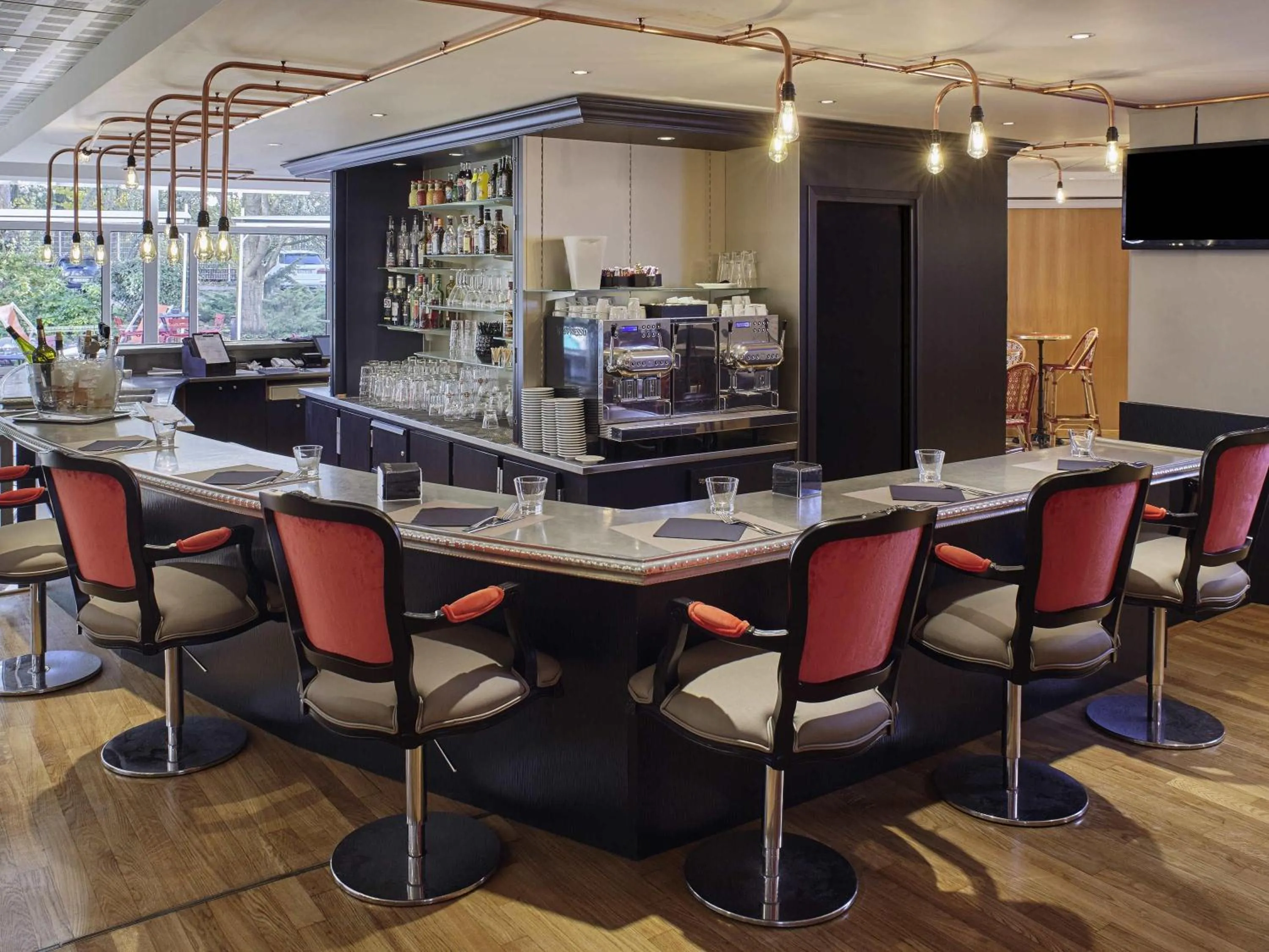 Lounge or bar in Mercure Paris Roissy CDG