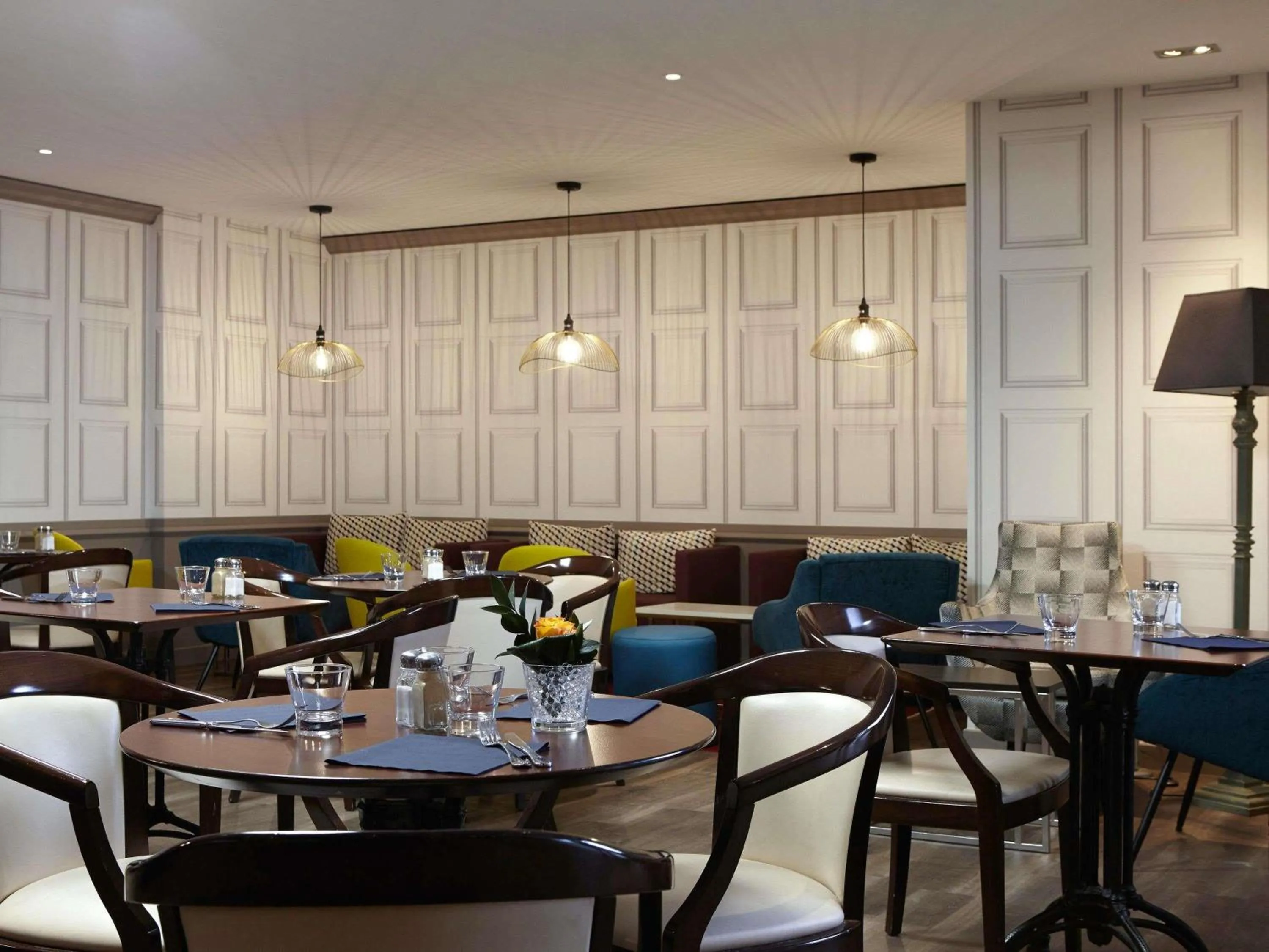 Restaurant/places to eat in Mercure Paris Roissy CDG