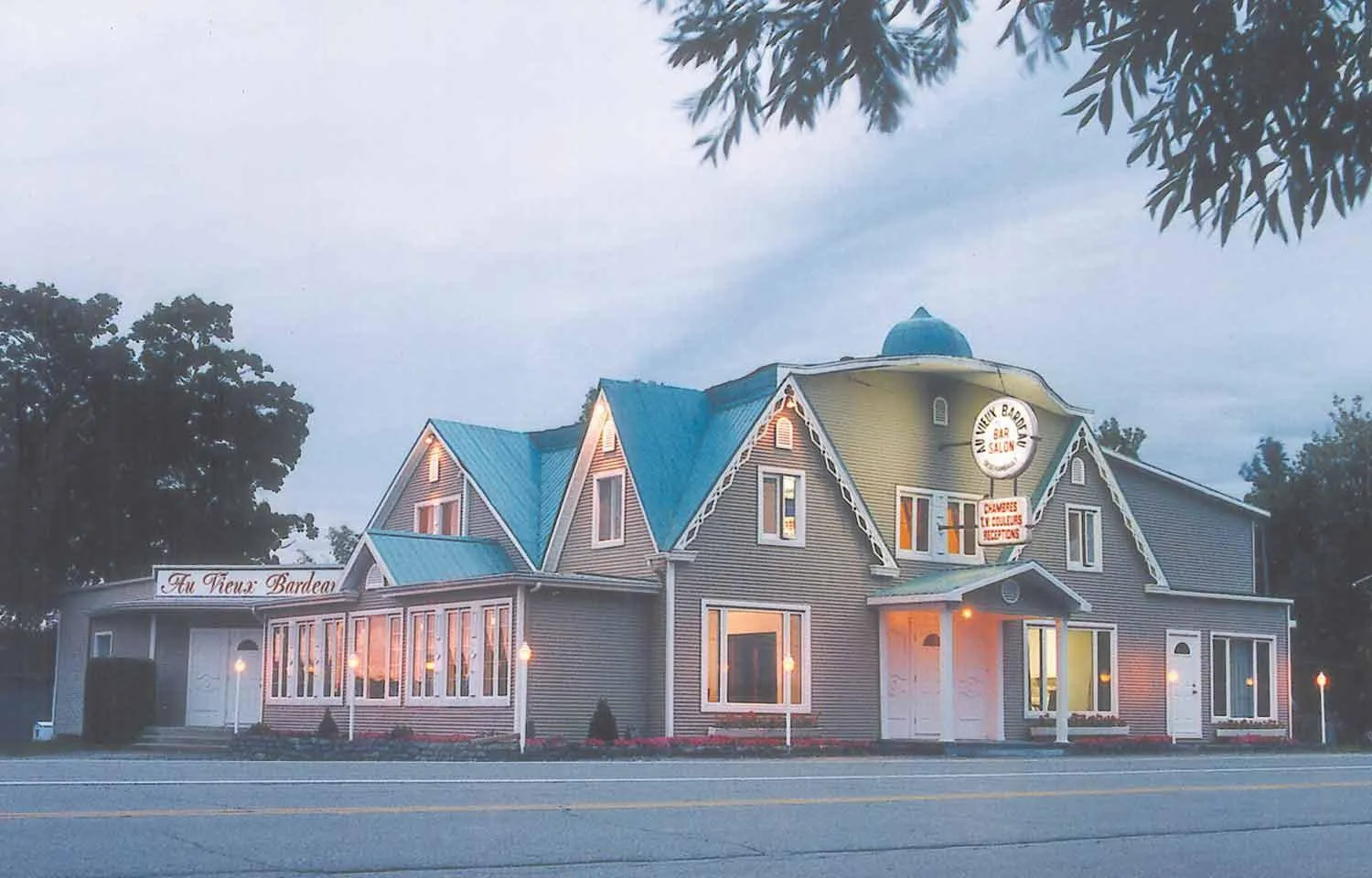 Property building in hotel au vieux bardeau