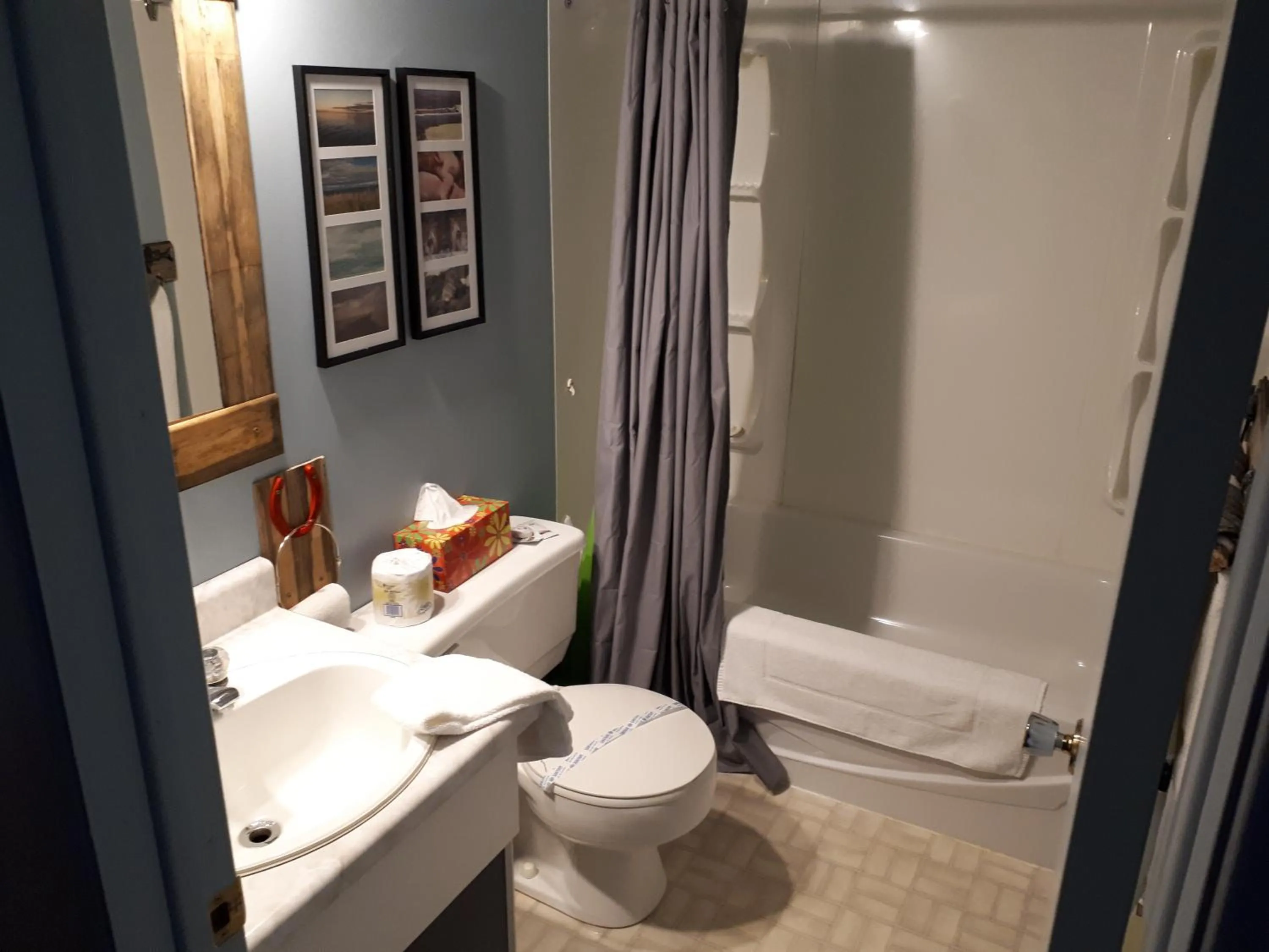 Bathroom in hotel au vieux bardeau