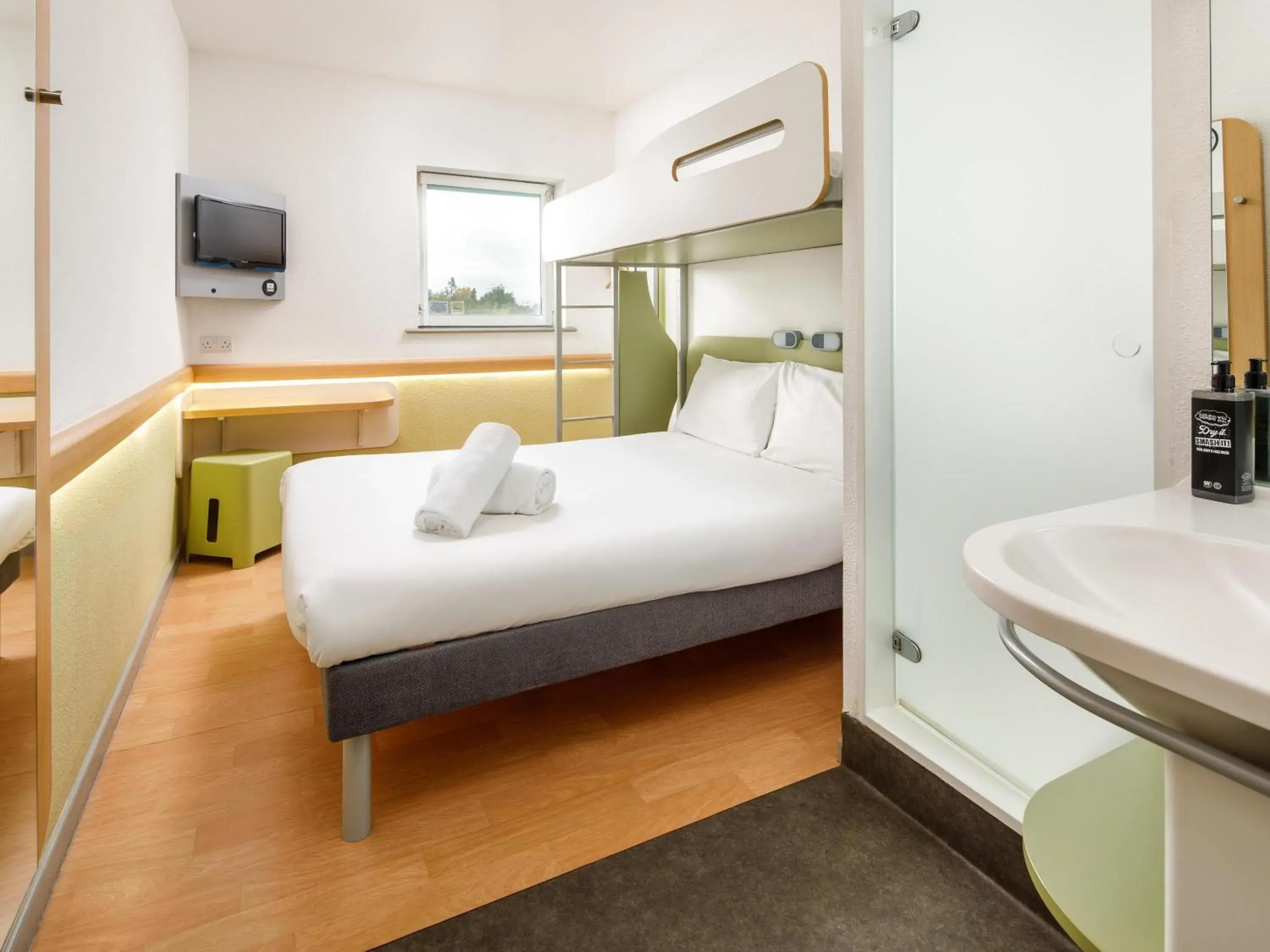 Bedroom, Bed in ibis budget Sheffield Arena Bedroom, Bed in ibis budget Sheffield Arena