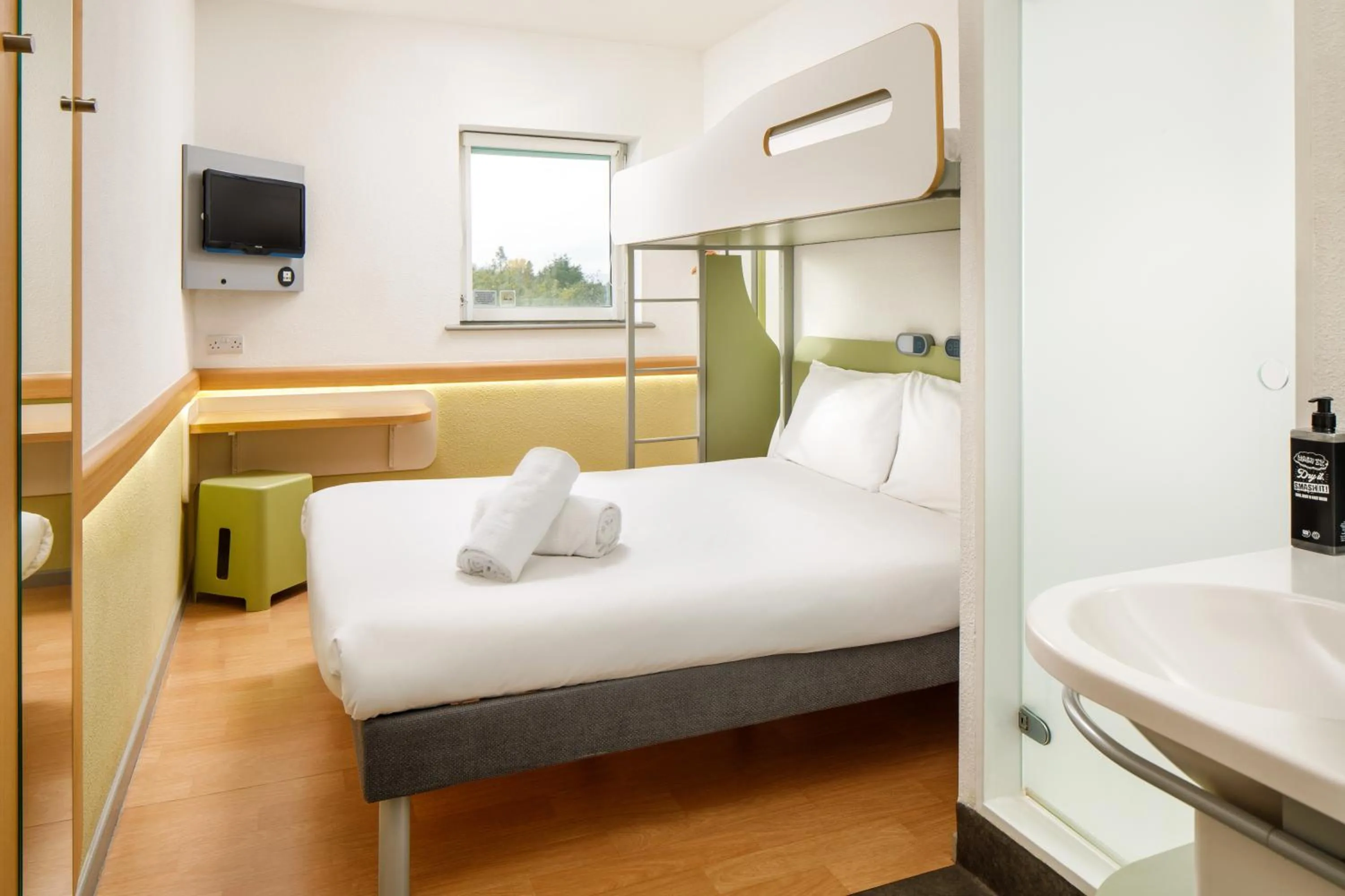 Photo of the whole room, Bed in ibis budget Sheffield Arena