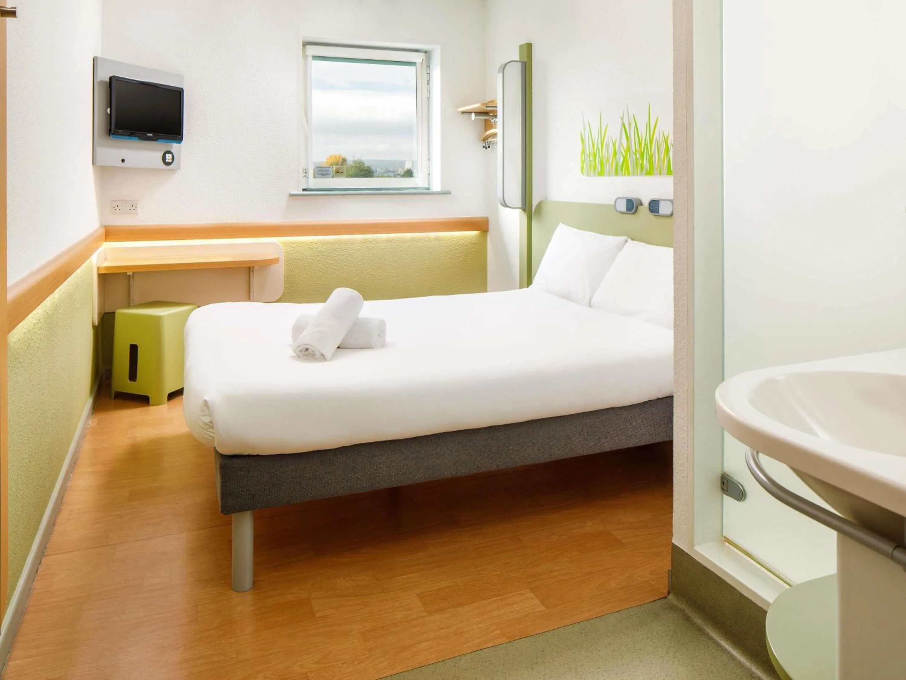 Bedroom, Bed in ibis budget Sheffield Arena