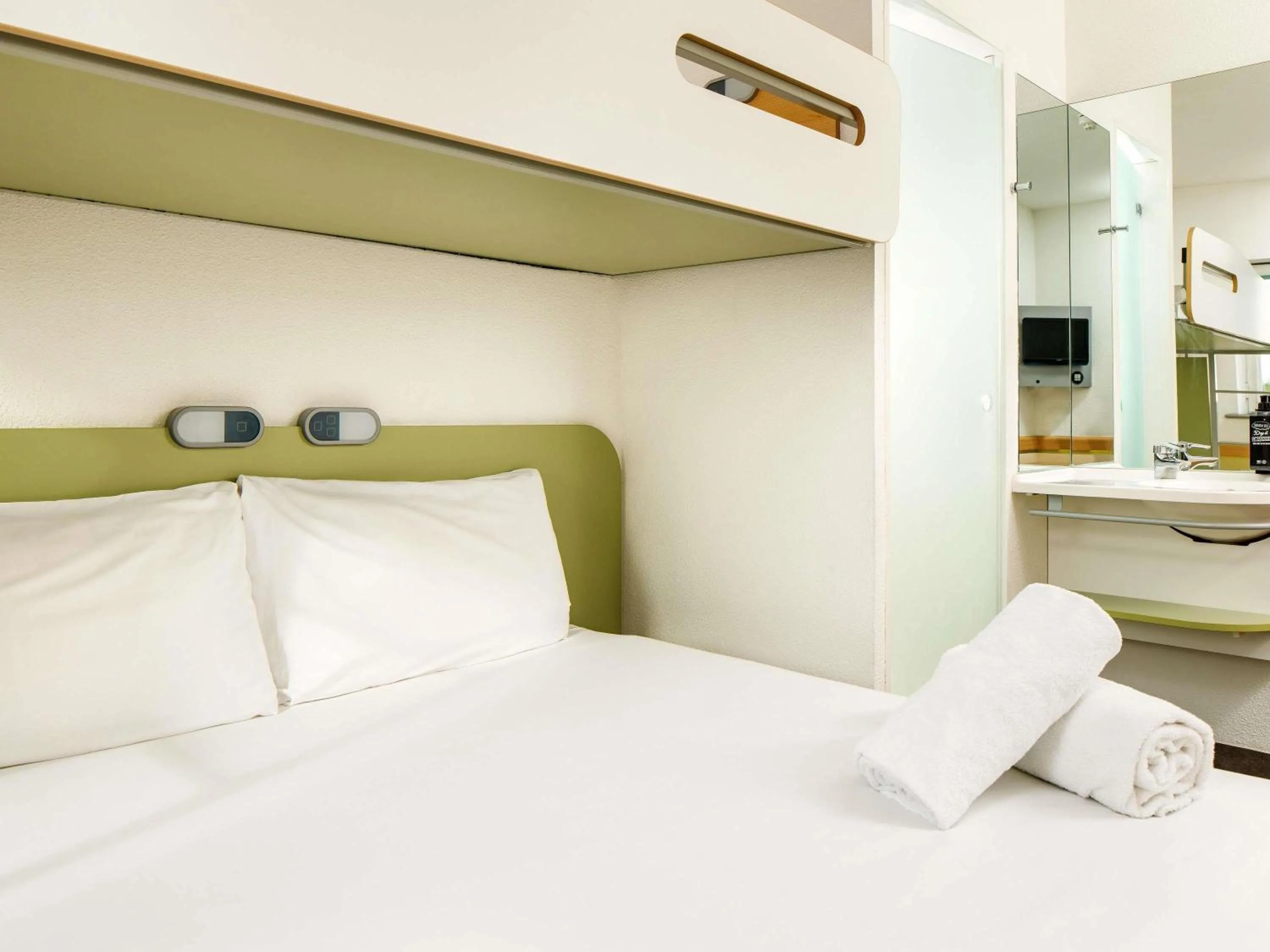 Bedroom, Bed in ibis budget Sheffield Arena