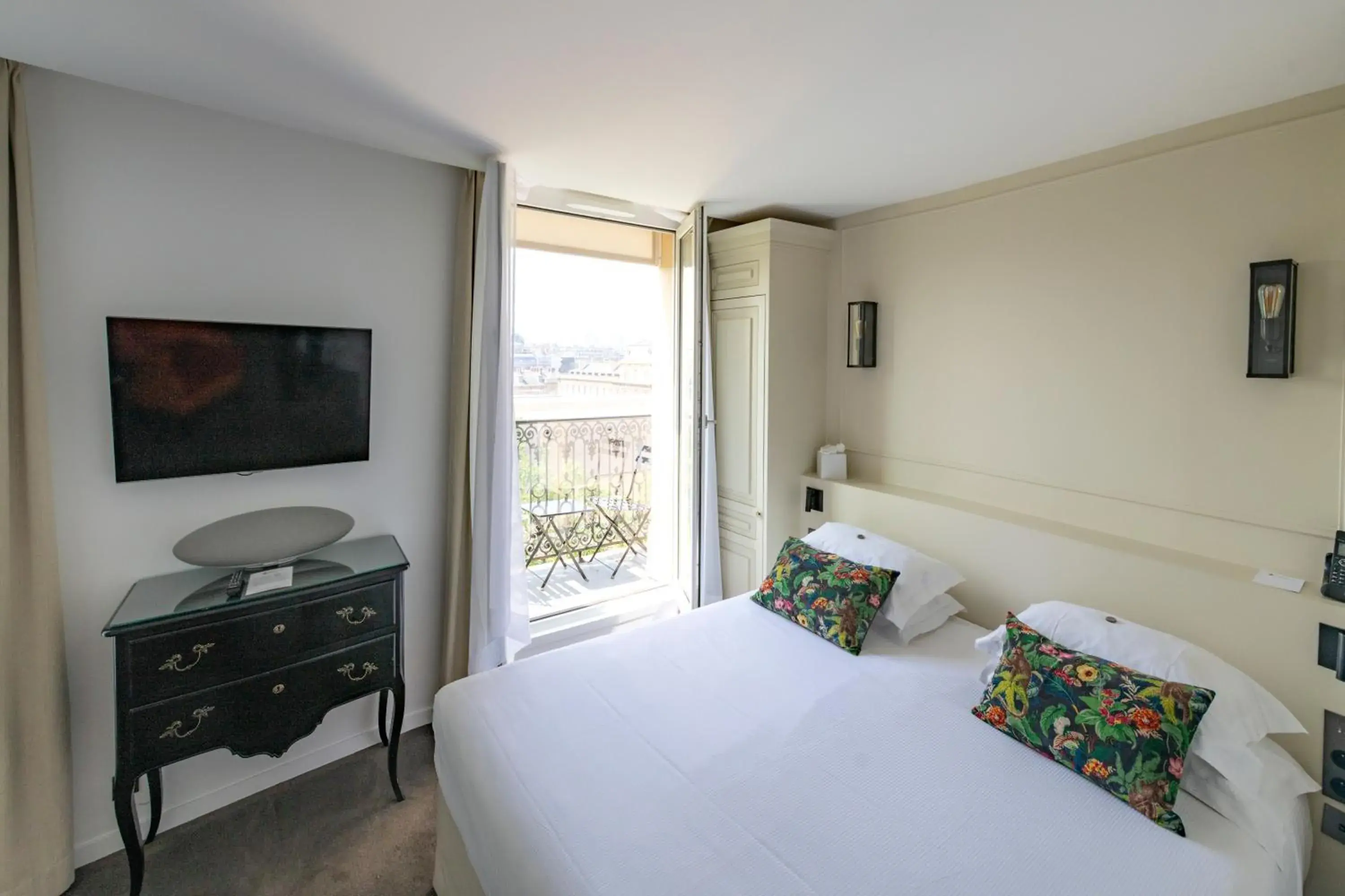 Decorative detail, Bed in Hôtel La Comtesse Decorative detail, Bed in Hôtel La Comtesse