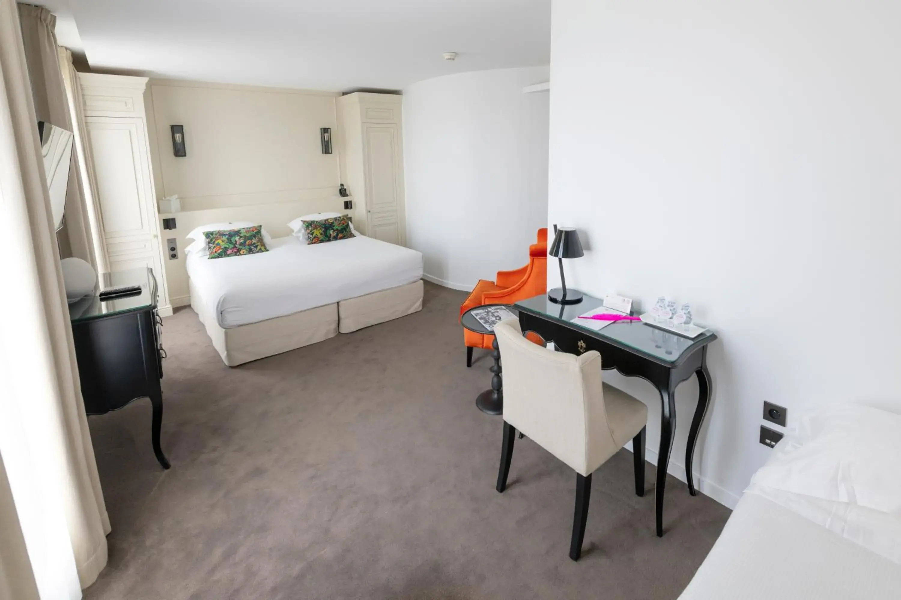 Photo of the whole room, Bed in Hôtel La Comtesse Photo of the whole room, Bed in Hôtel La Comtesse